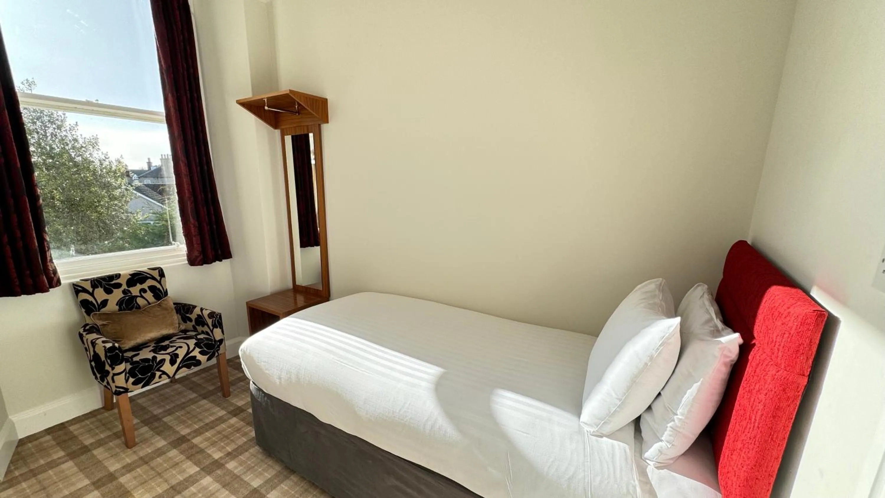 Property building, Bed in Invernairne