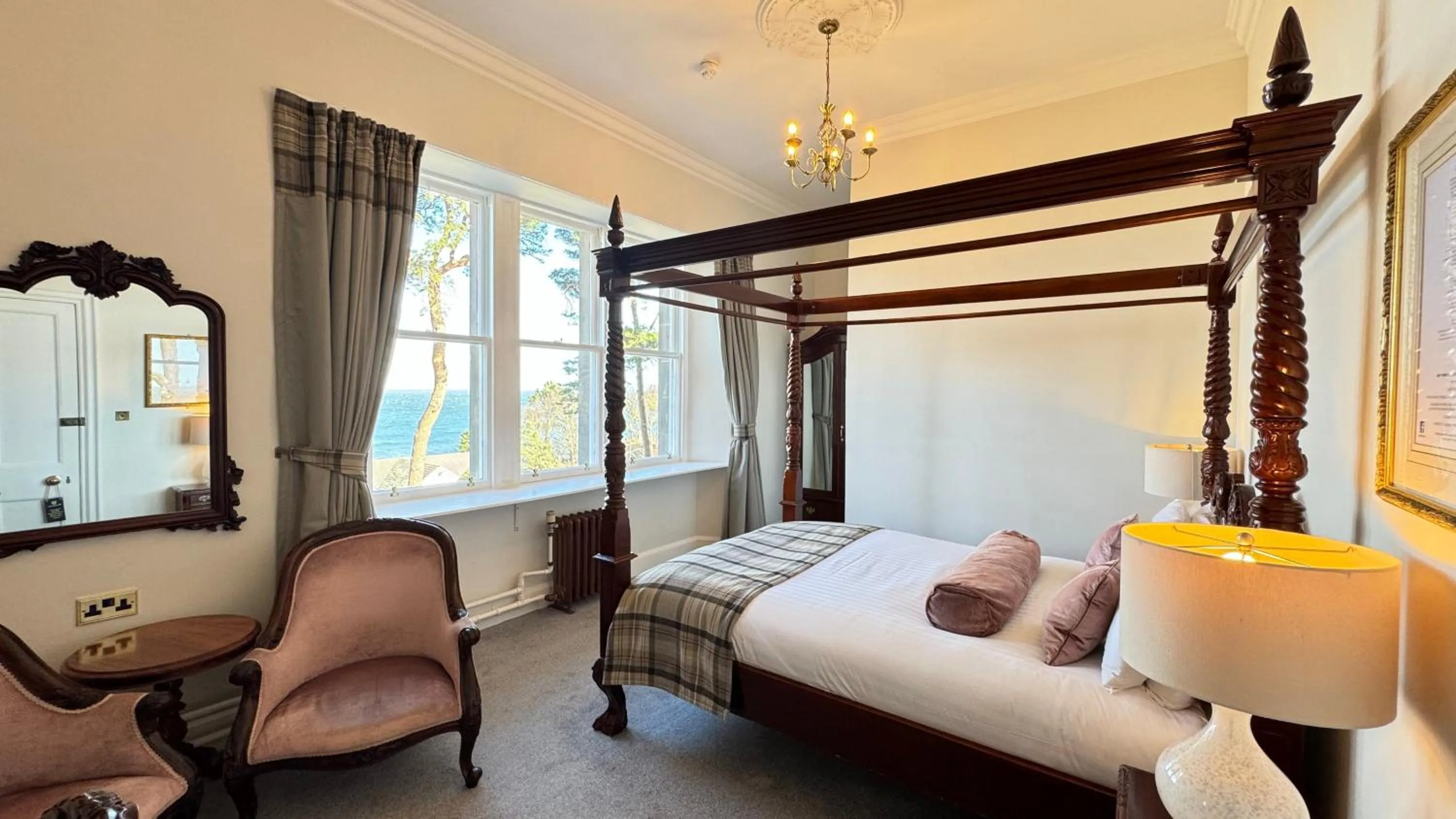 Property building, Bed in Invernairne