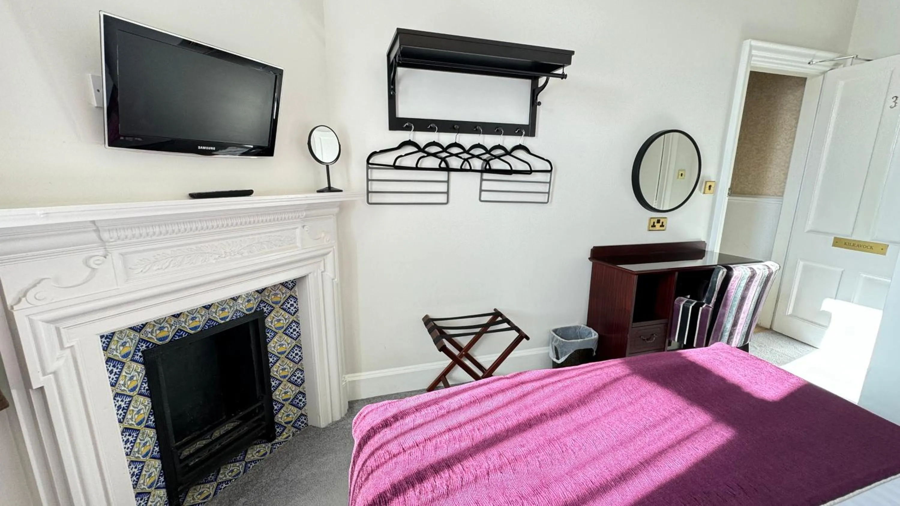 Property building, Bed in Invernairne