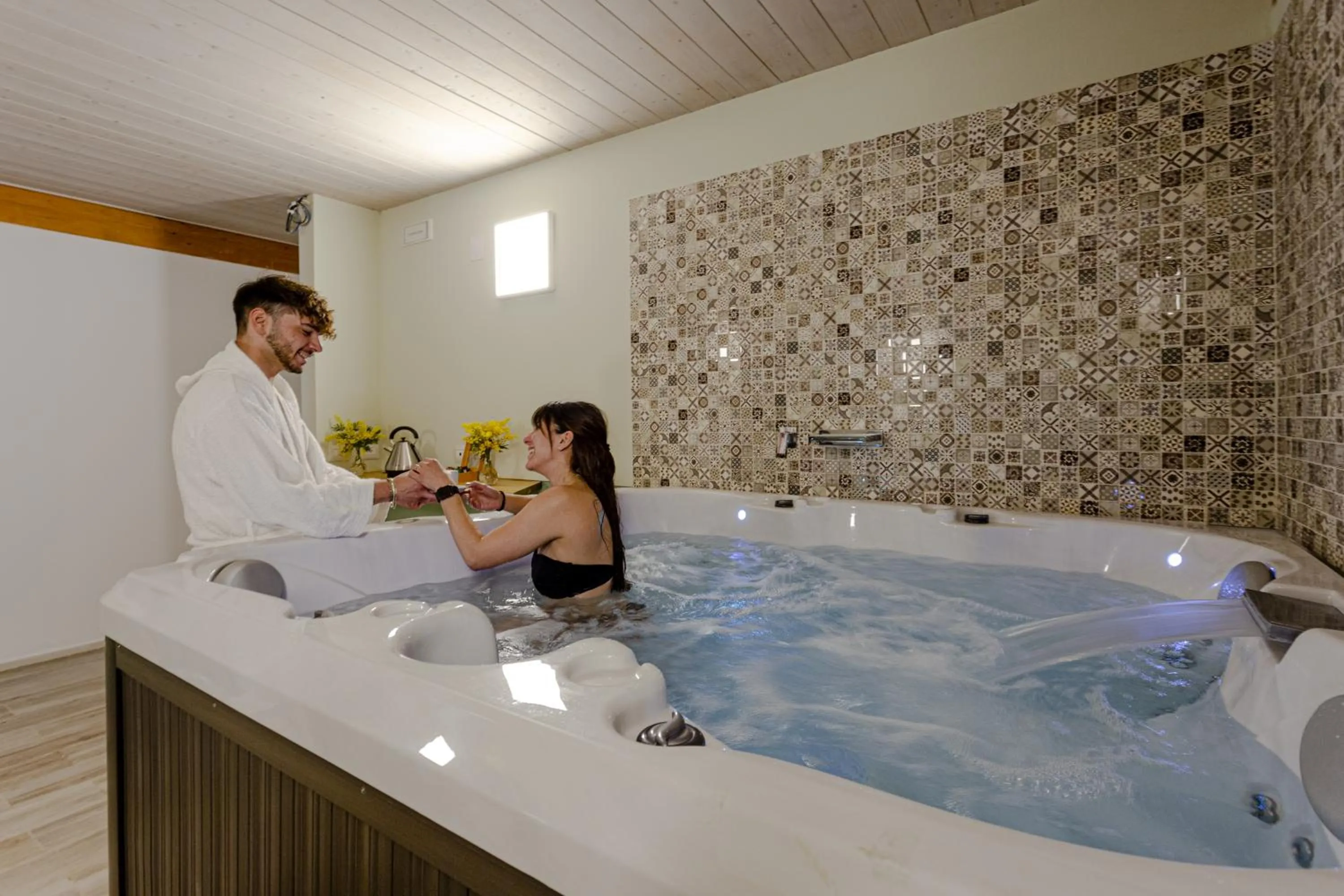 Hot Tub in Hotel Casale Milocca