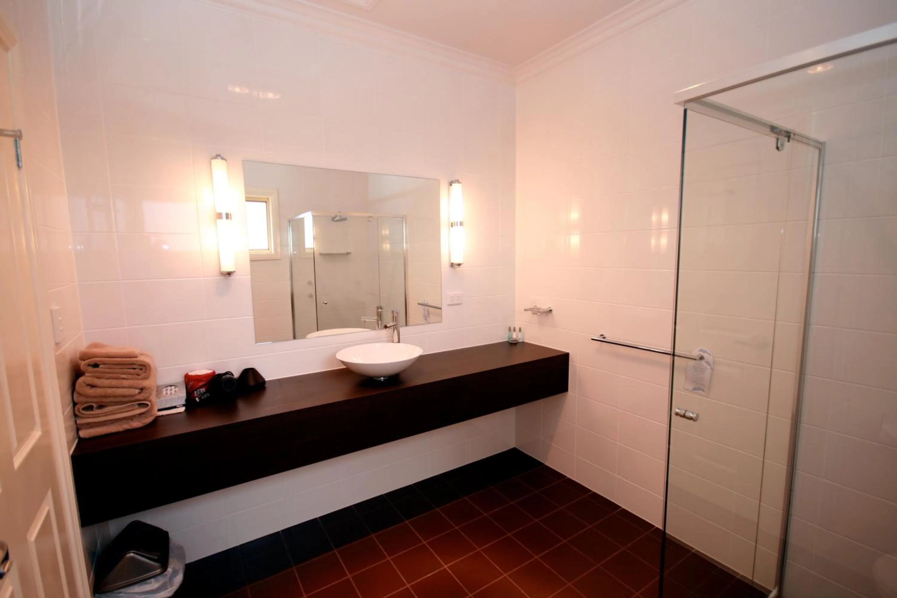 Bathroom, Bed in Sundowner Motel Hotel