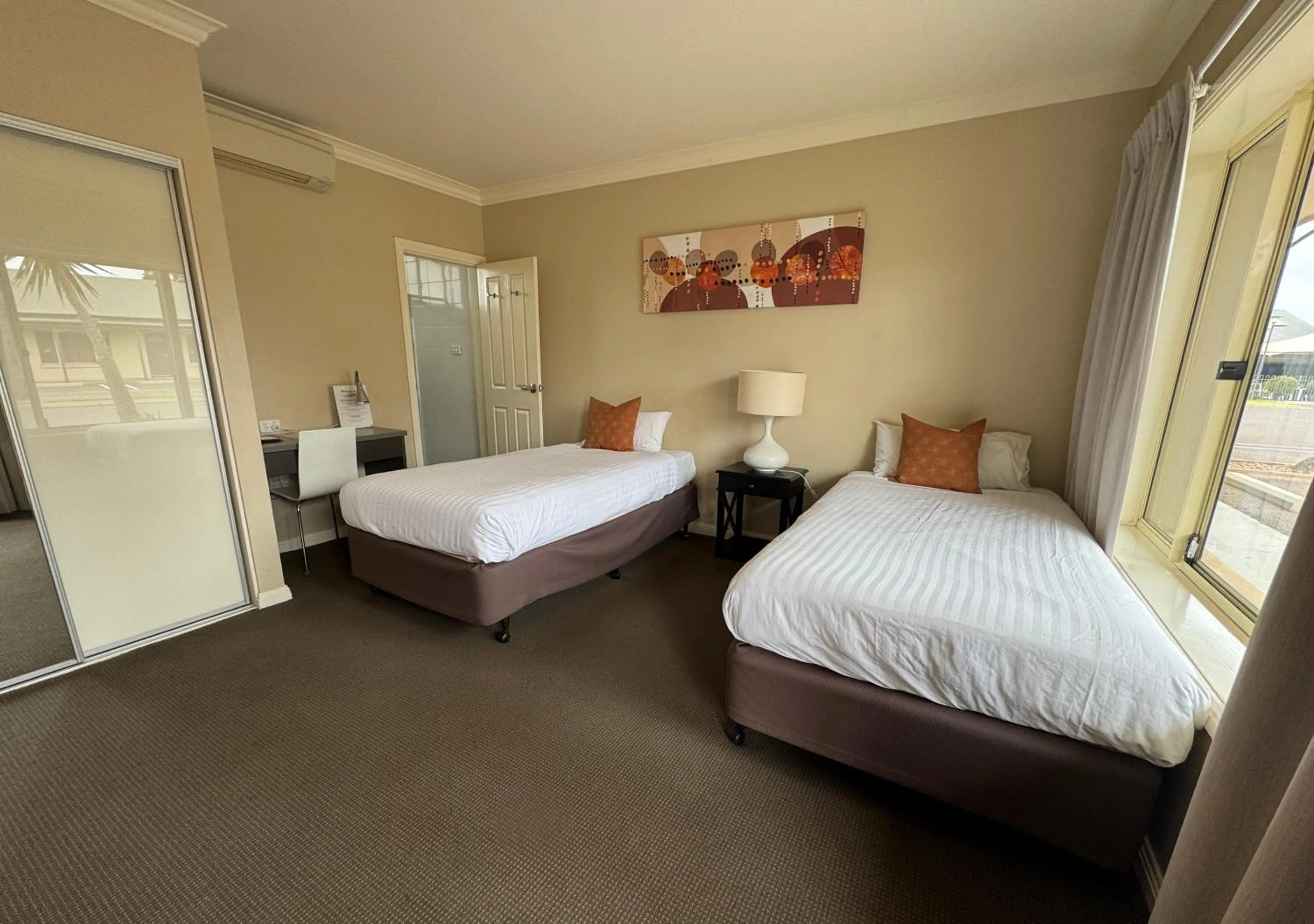 Bed in Sundowner Motel Hotel