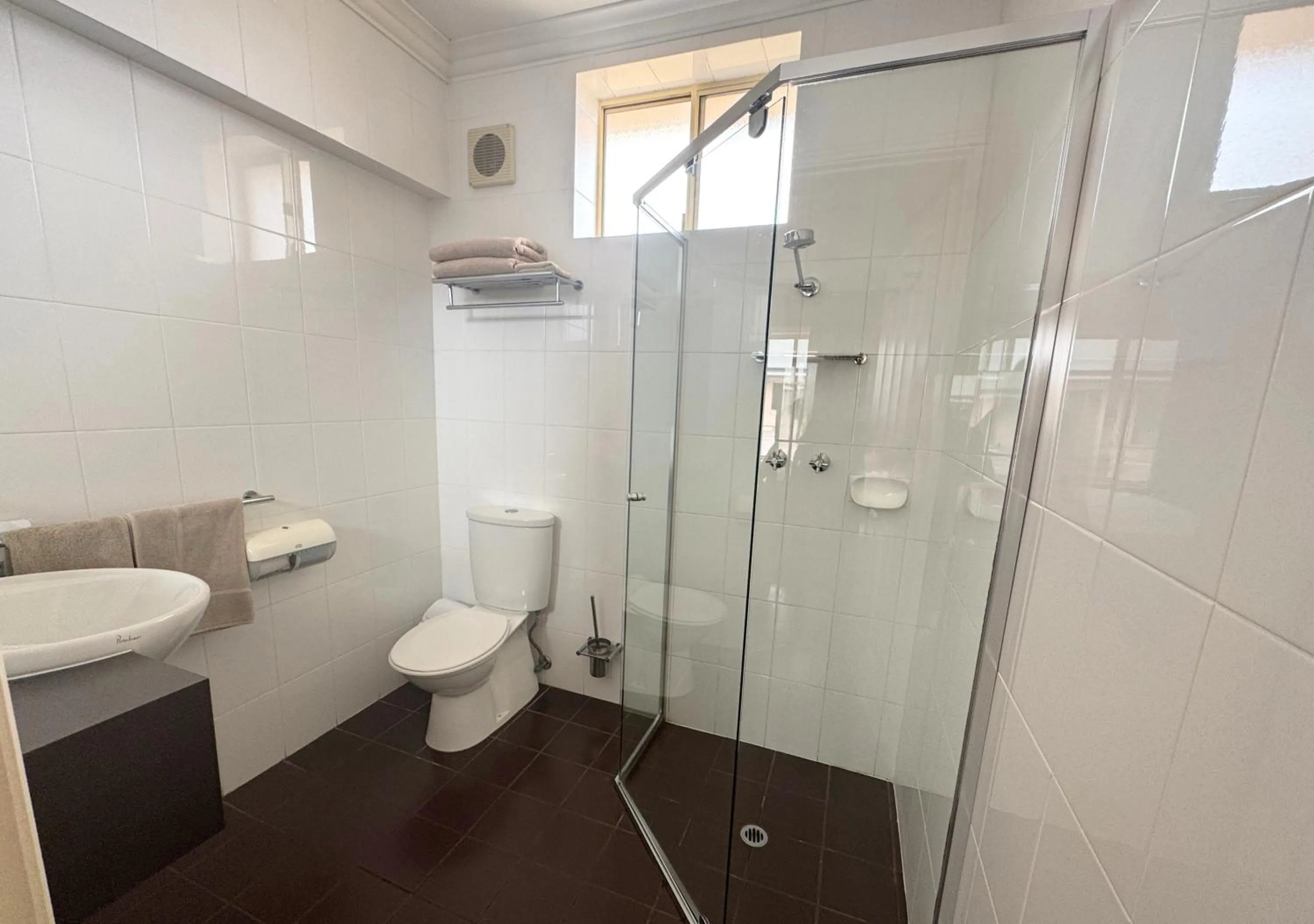 Bathroom in Sundowner Motel Hotel