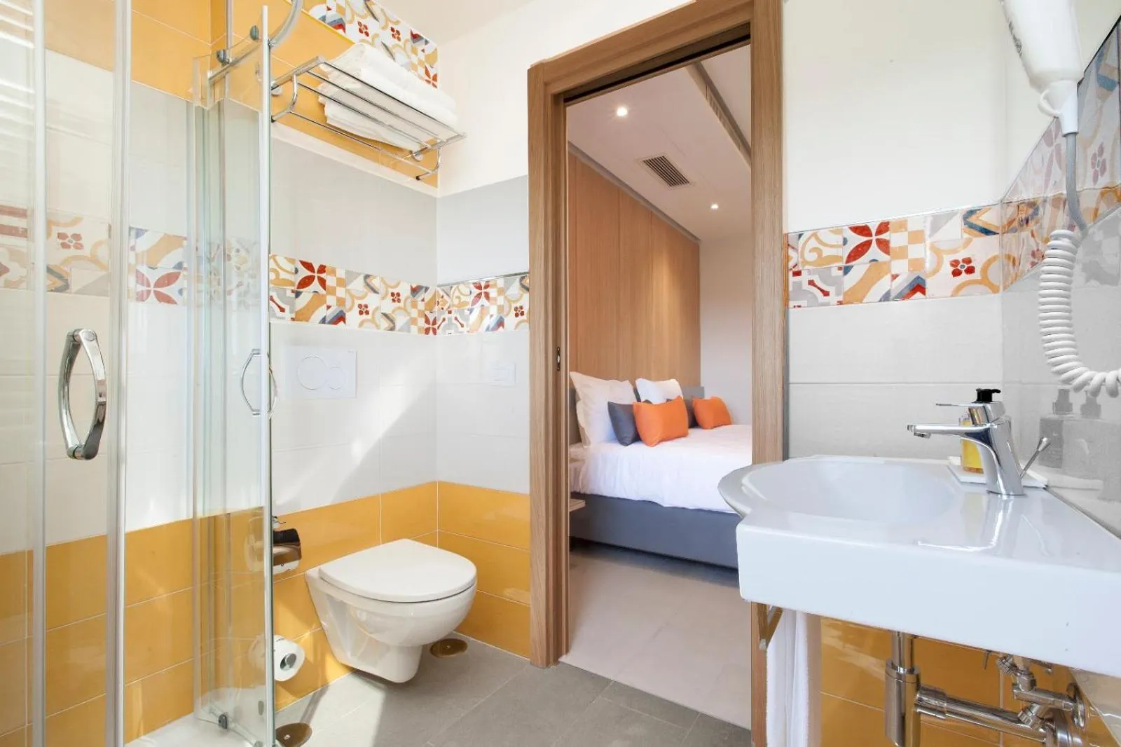 Shower, Bed in Hotel O Sole Mio