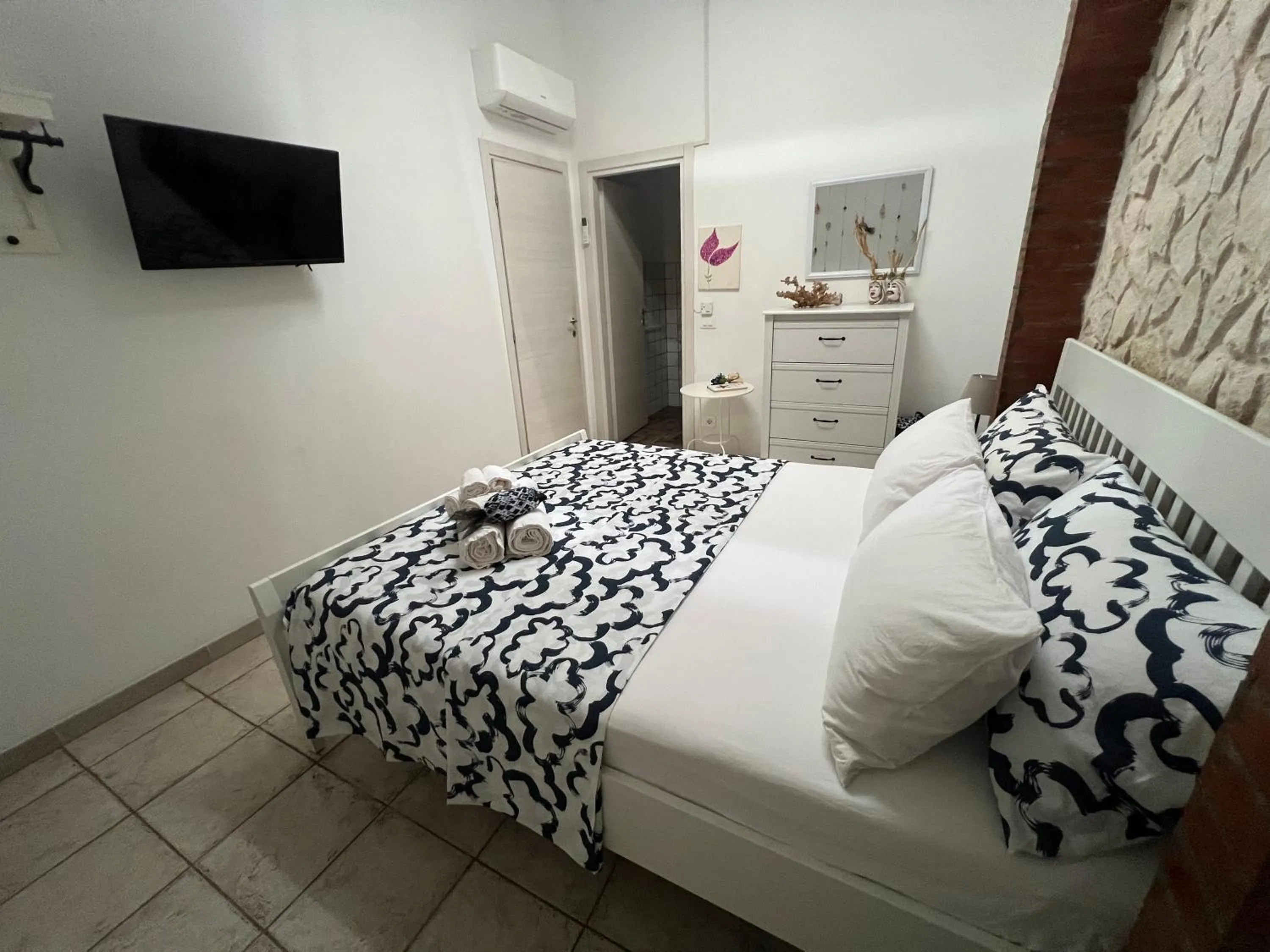 TV and multimedia, Bed in Cozzo Spadaro B&B OnlyRooms