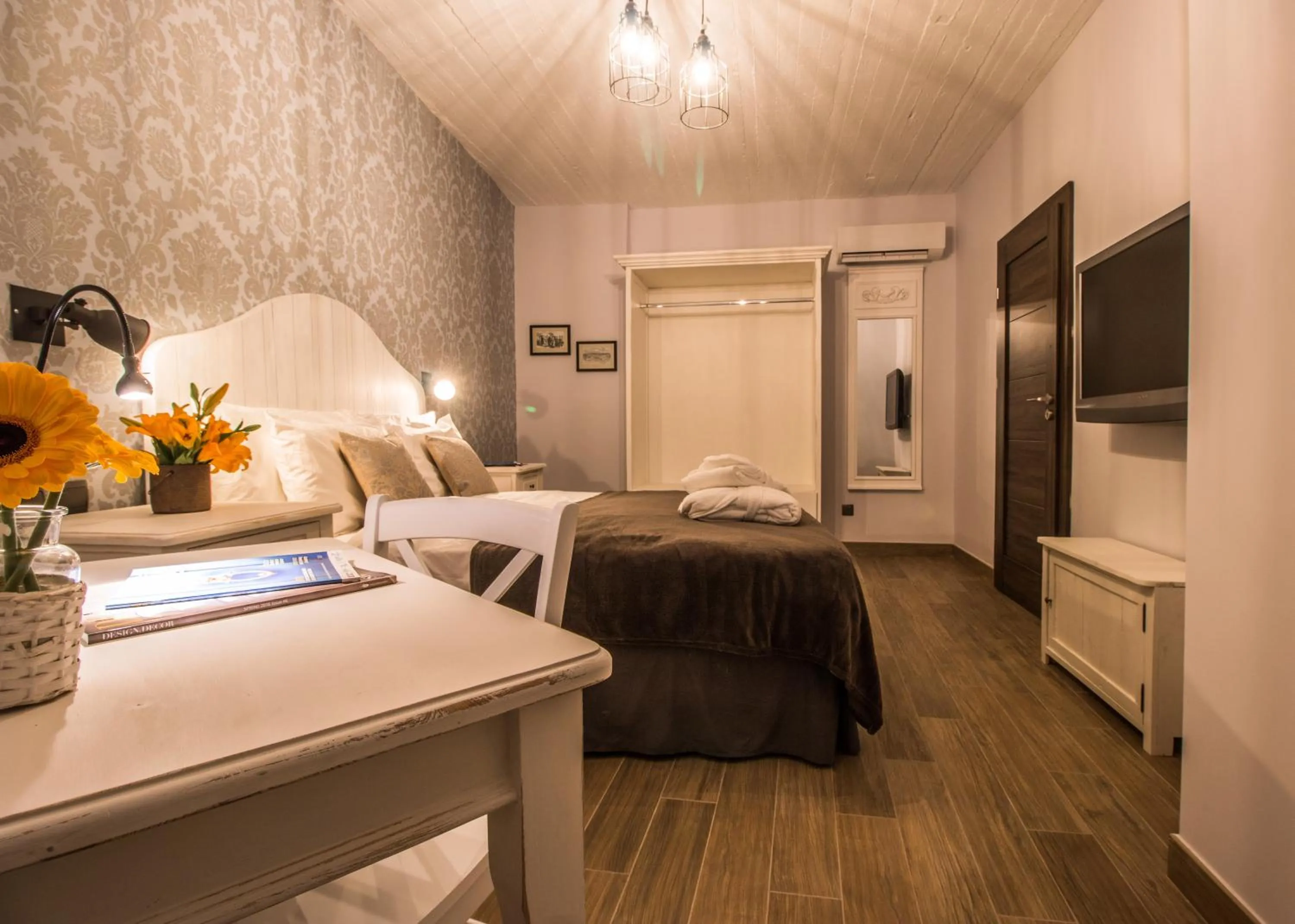 Photo of the whole room, Bed in BB De Rohan