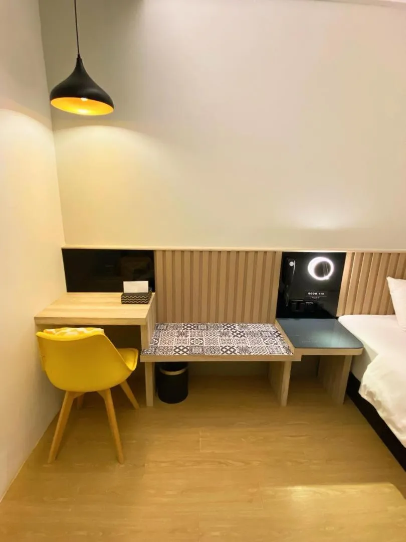 Seating area, Bed in Mixx Express Hotel Sunway