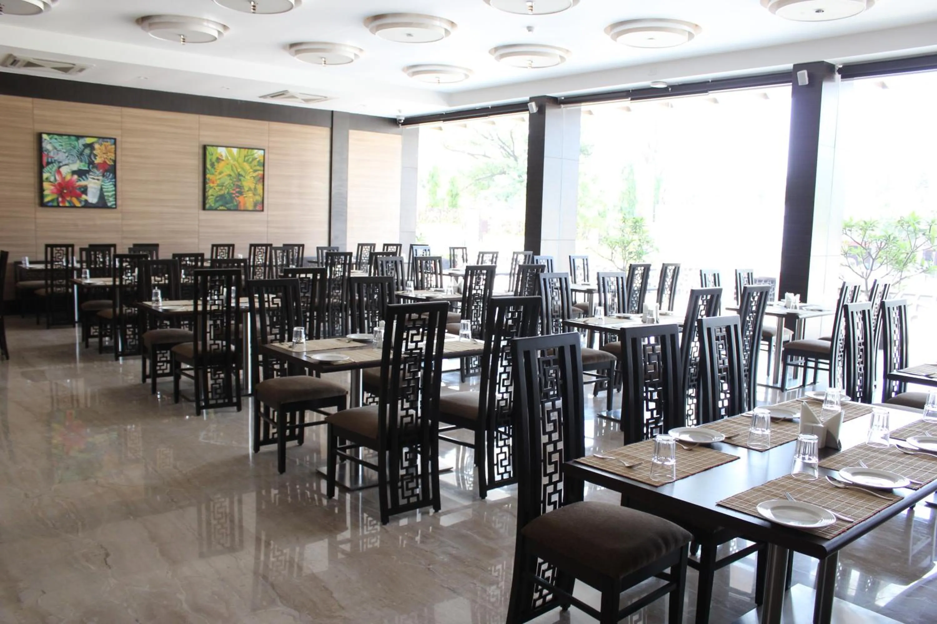 Restaurant/places to eat in Hotel Grand Visava Lonavala