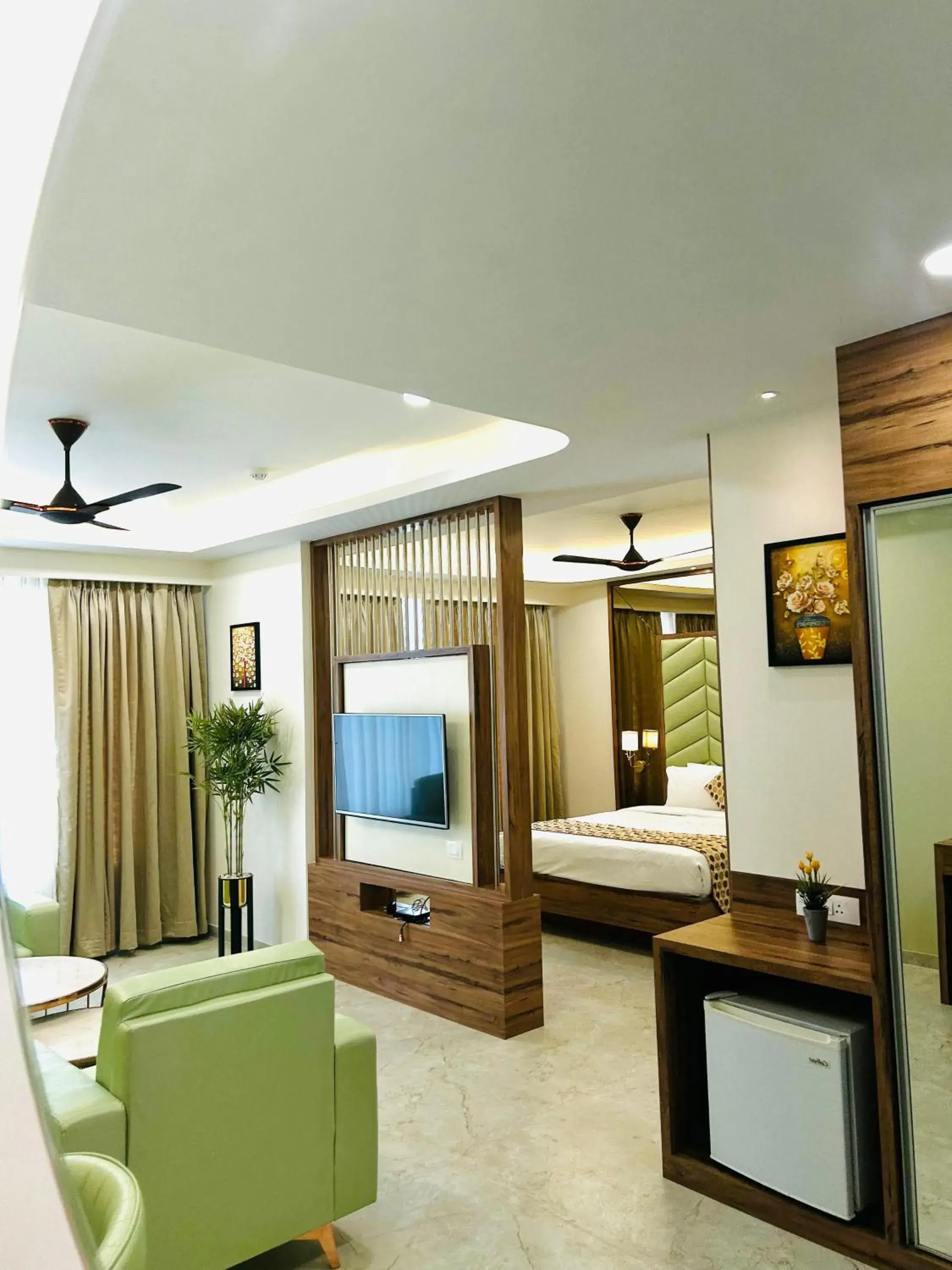 Suite Room with Bathtub in Hotel Grand Visava Lonavala Suite Room with Bathtub in Hotel Grand Visava Lonavala