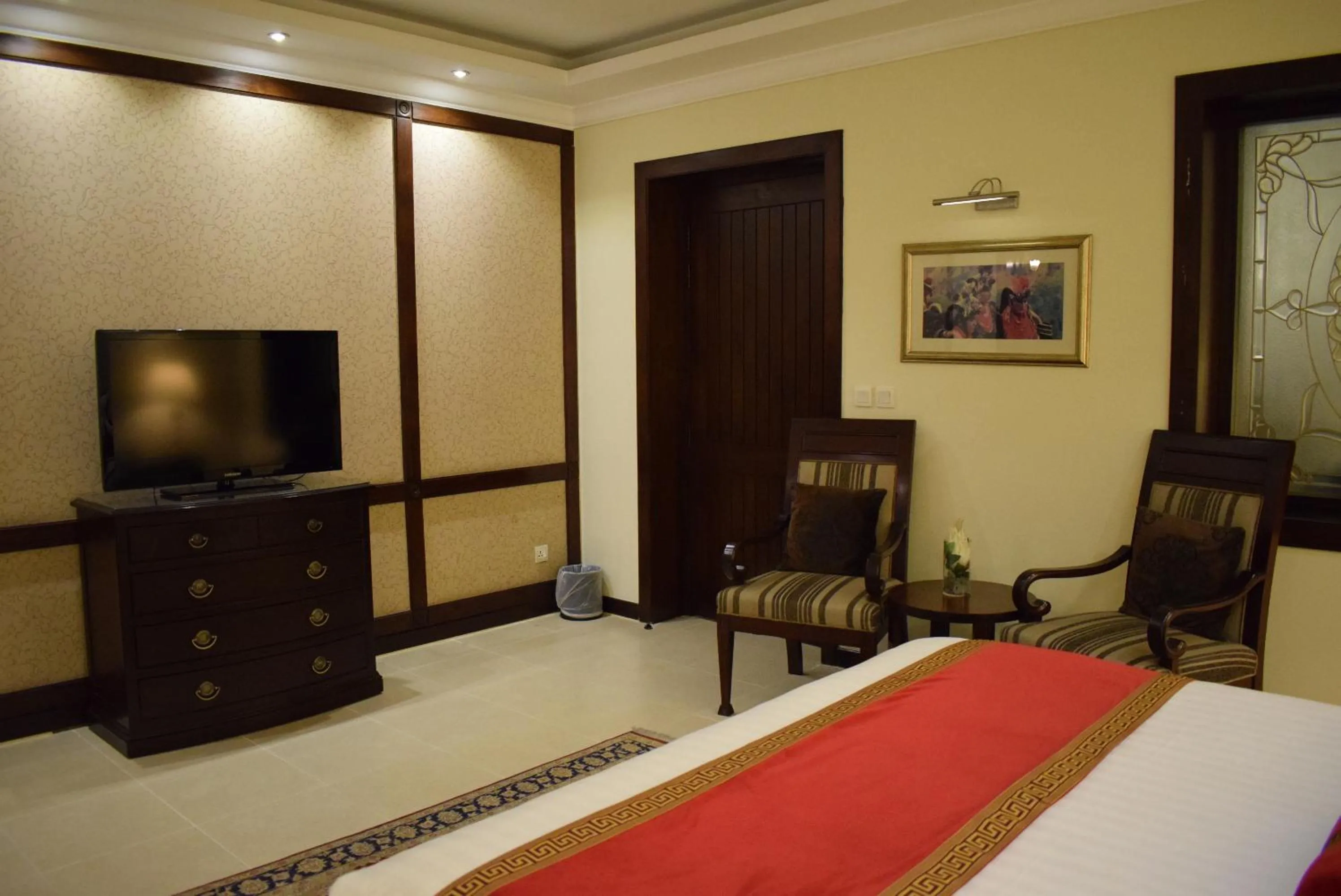 Bed in Faletti's Hotel Lahore