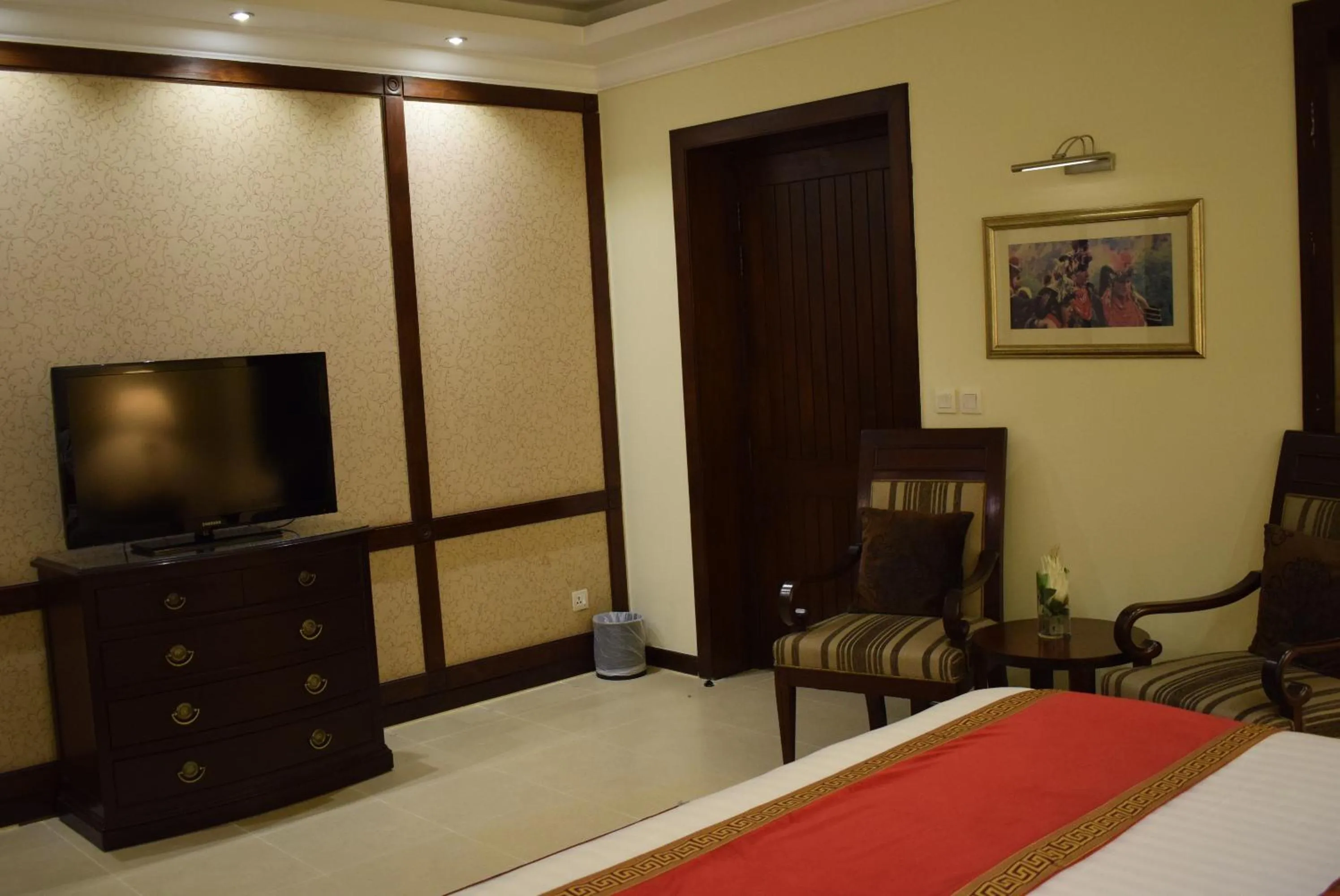 Bed in Faletti's Hotel Lahore