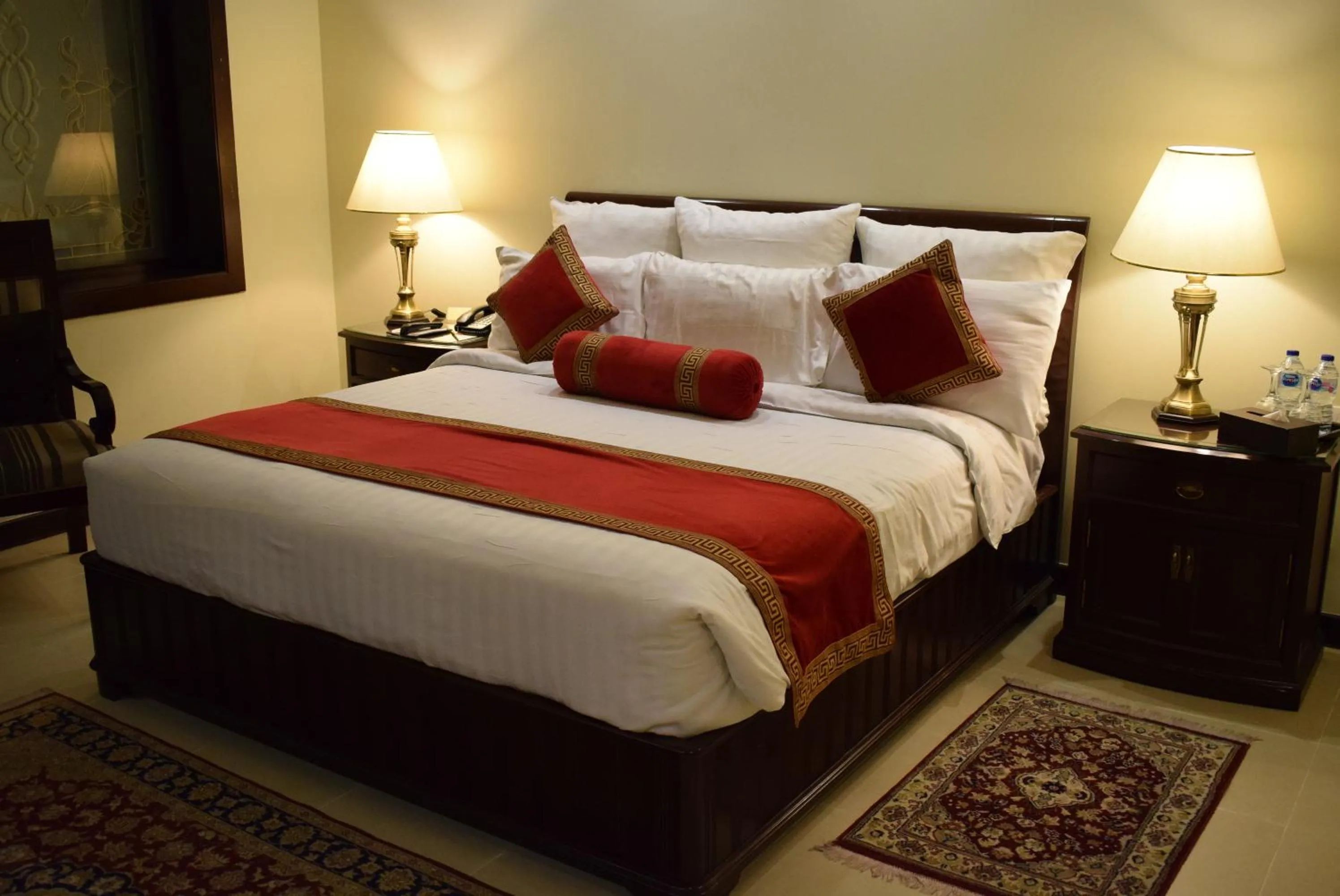 Bed in Faletti's Hotel Lahore