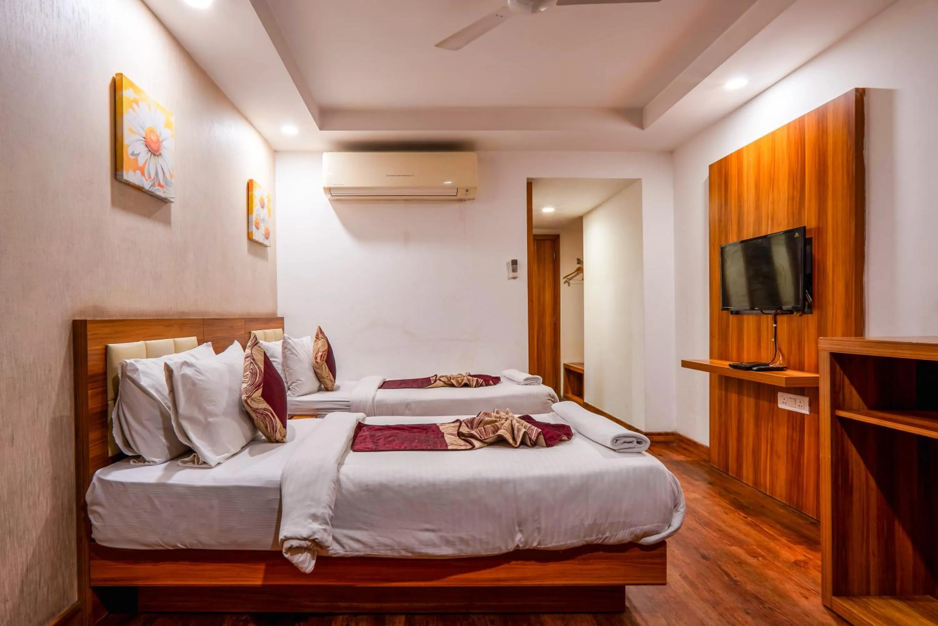 Bedroom, Bed in Le Roi Jammu - Near Jammu Railway Station