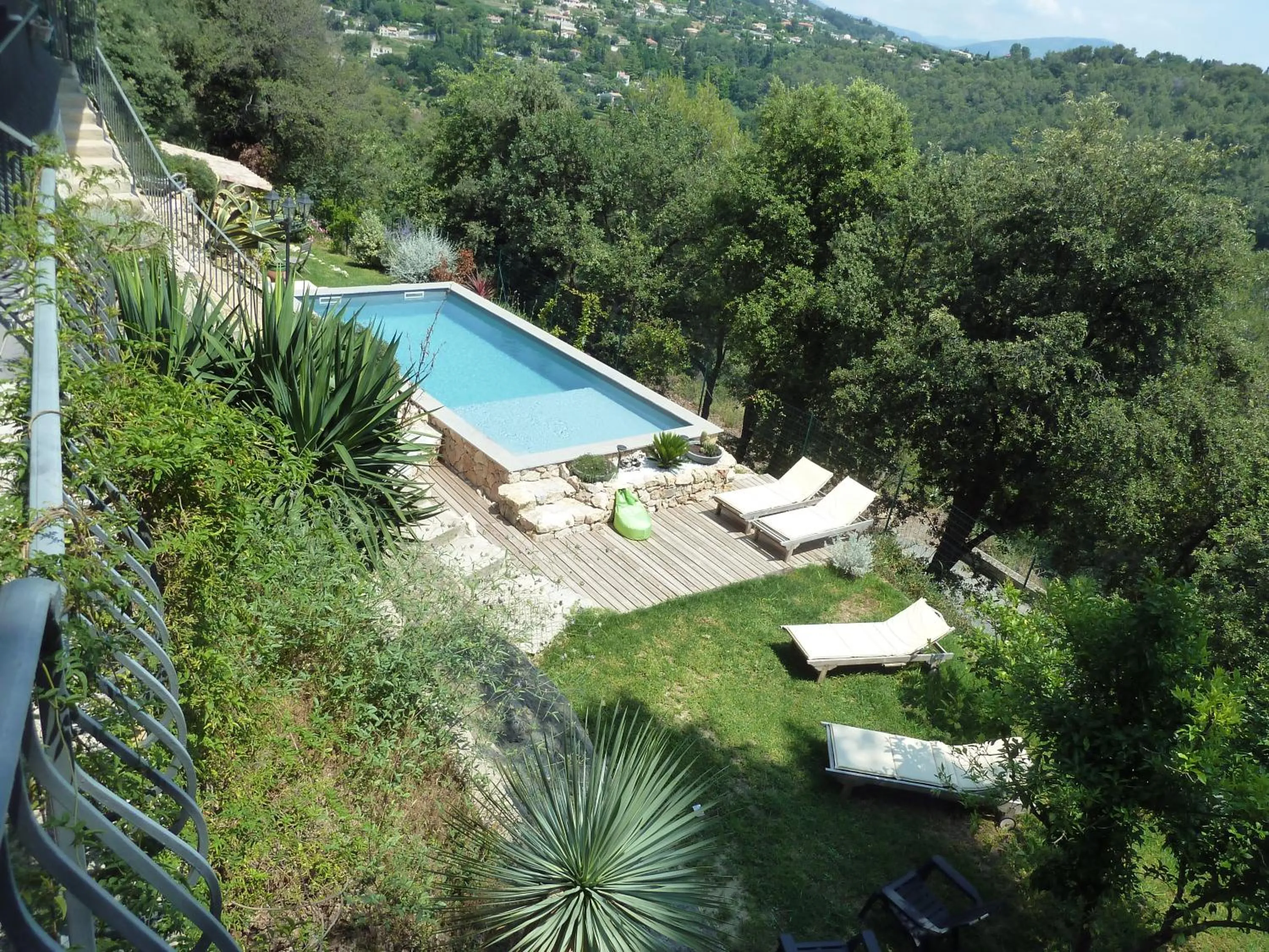 Garden view in Au Pied des Baous