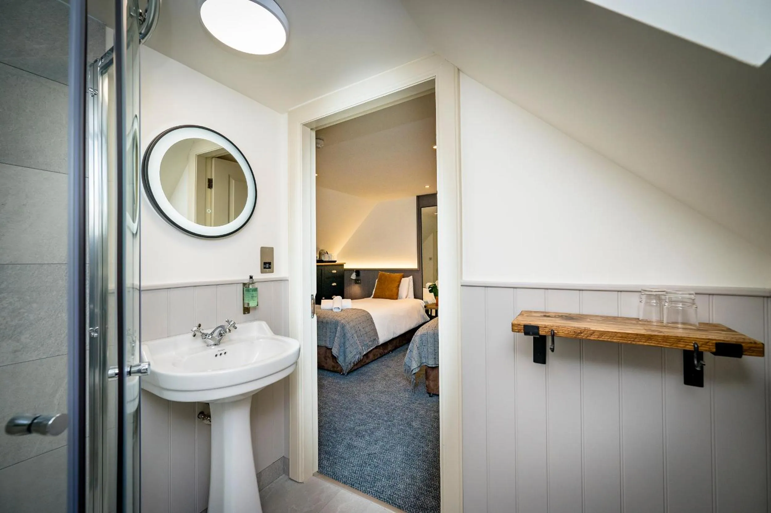 Shower, Bed in Loch Ness Inn