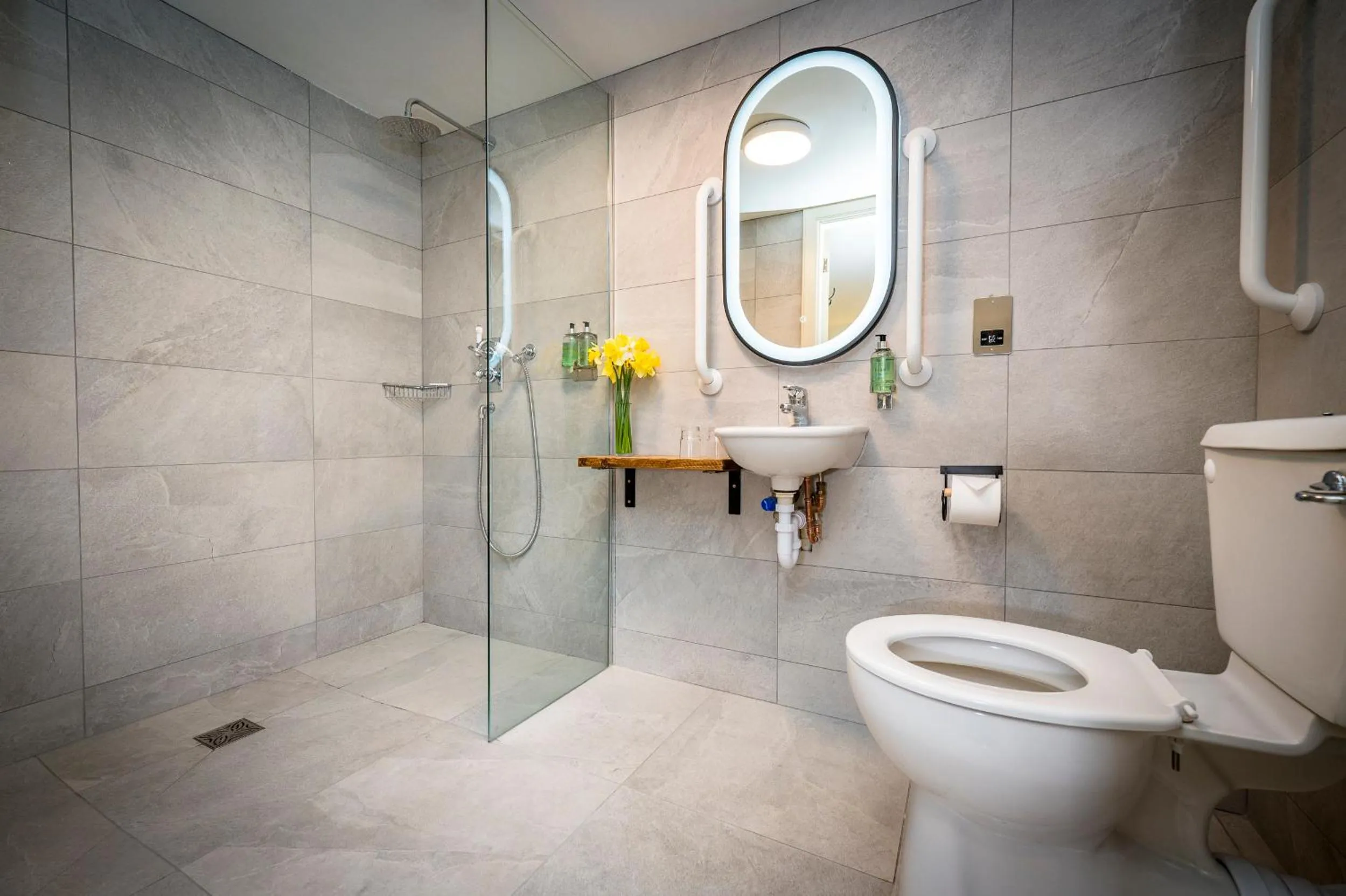 Shower in Loch Ness Inn