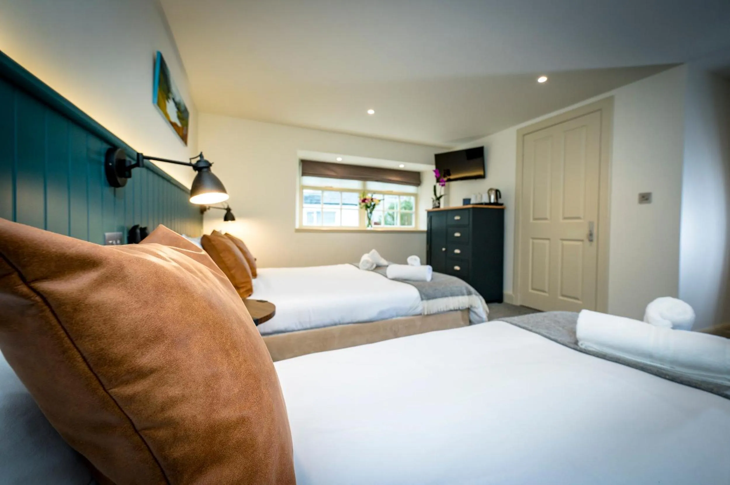 Photo of the whole room, Bed in Loch Ness Inn