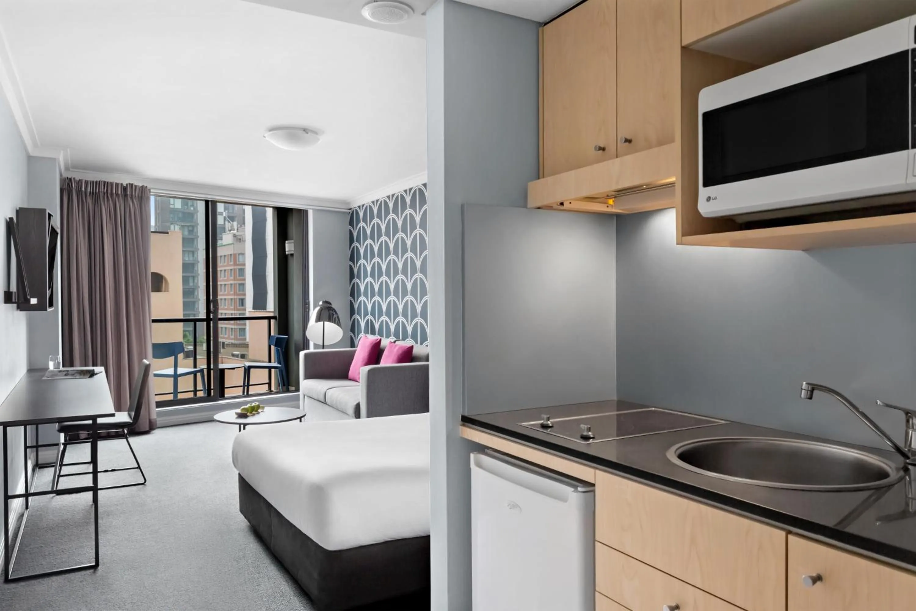 Kitchen or kitchenette, Bed in Mantra Sydney Central