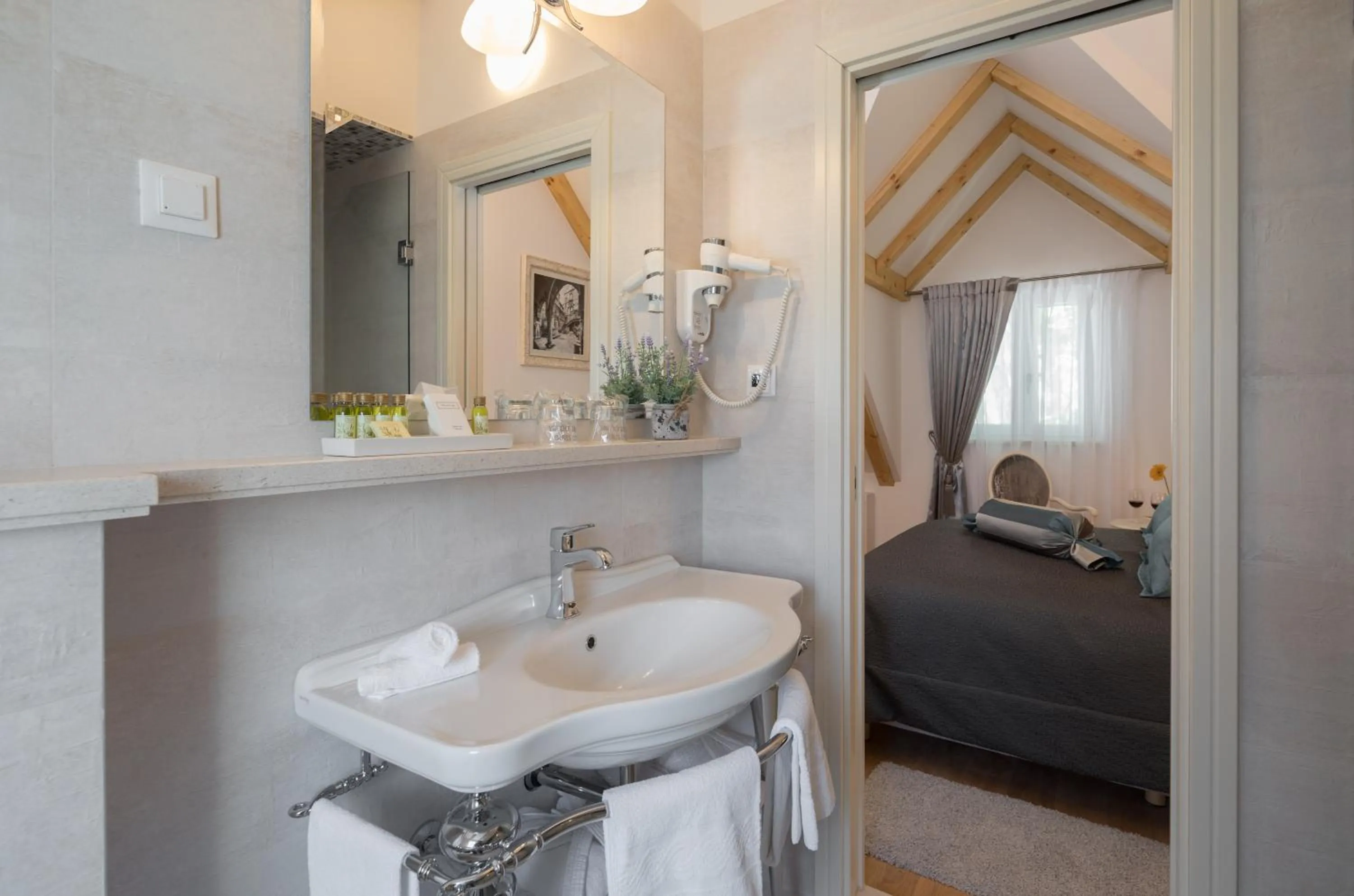 Bathroom, Bed in Priska Heritage Rooms