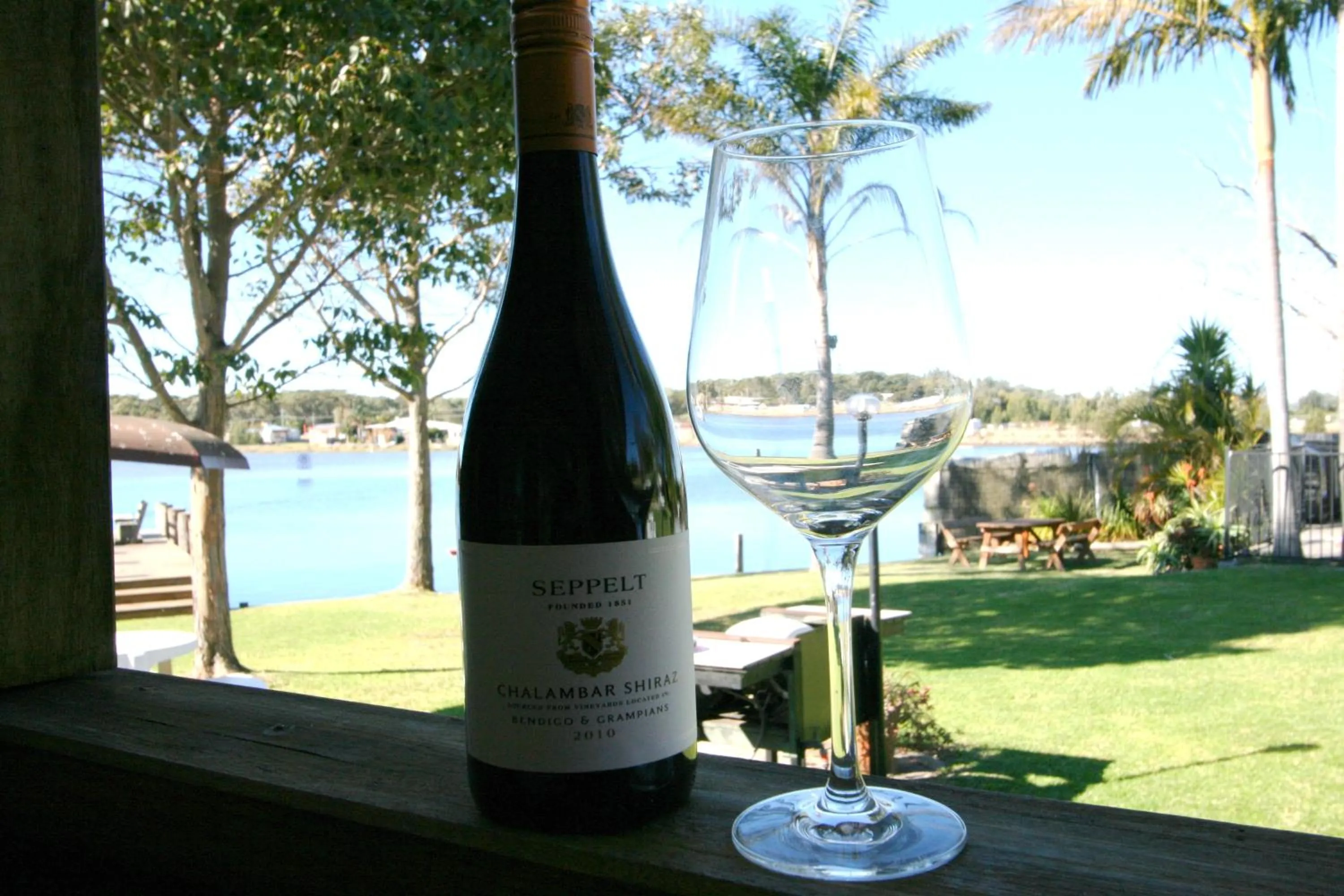 Food and drinks in Lake Edge Apartments