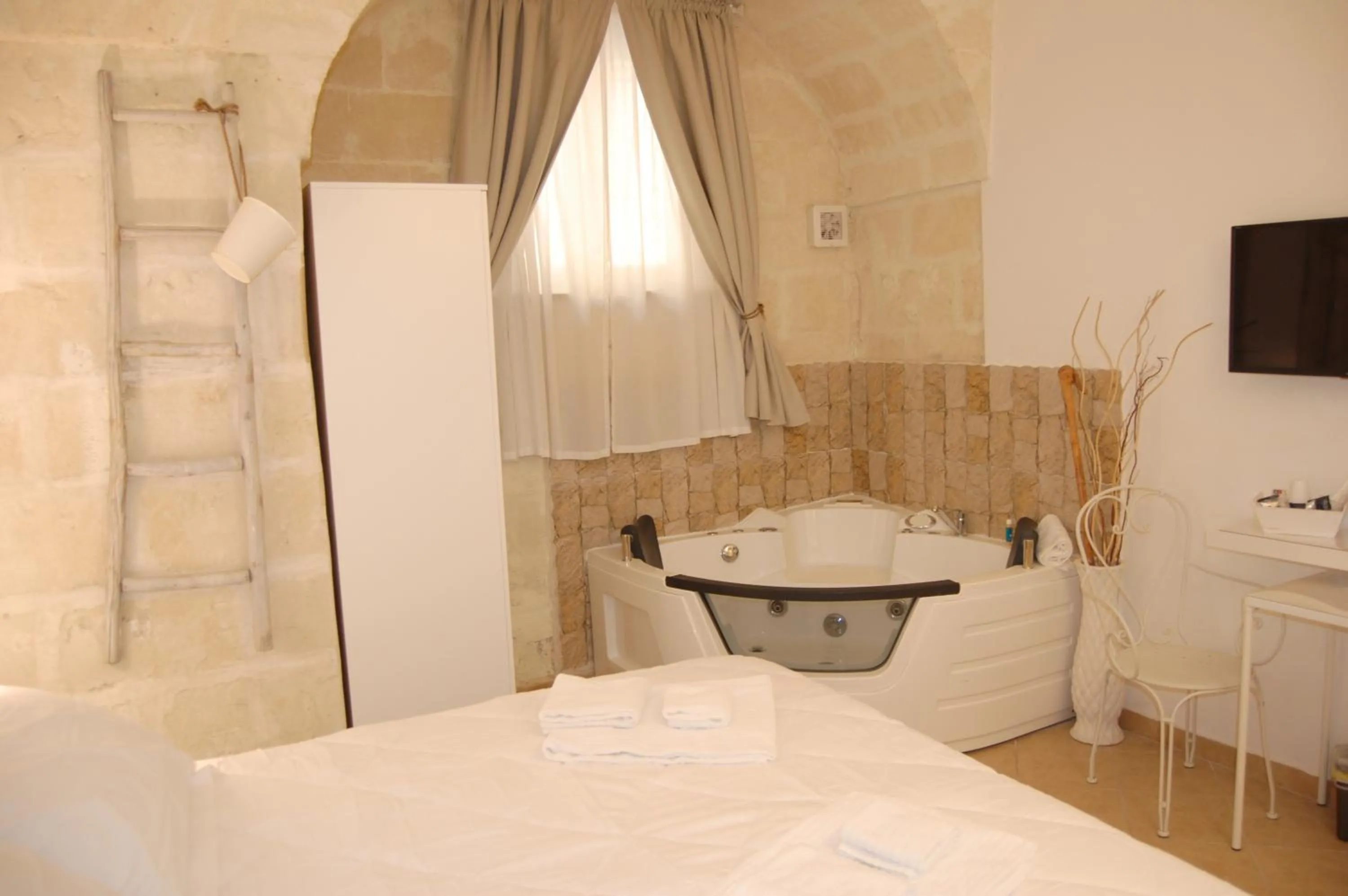 Hot Tub, Bed in Antica Mateola