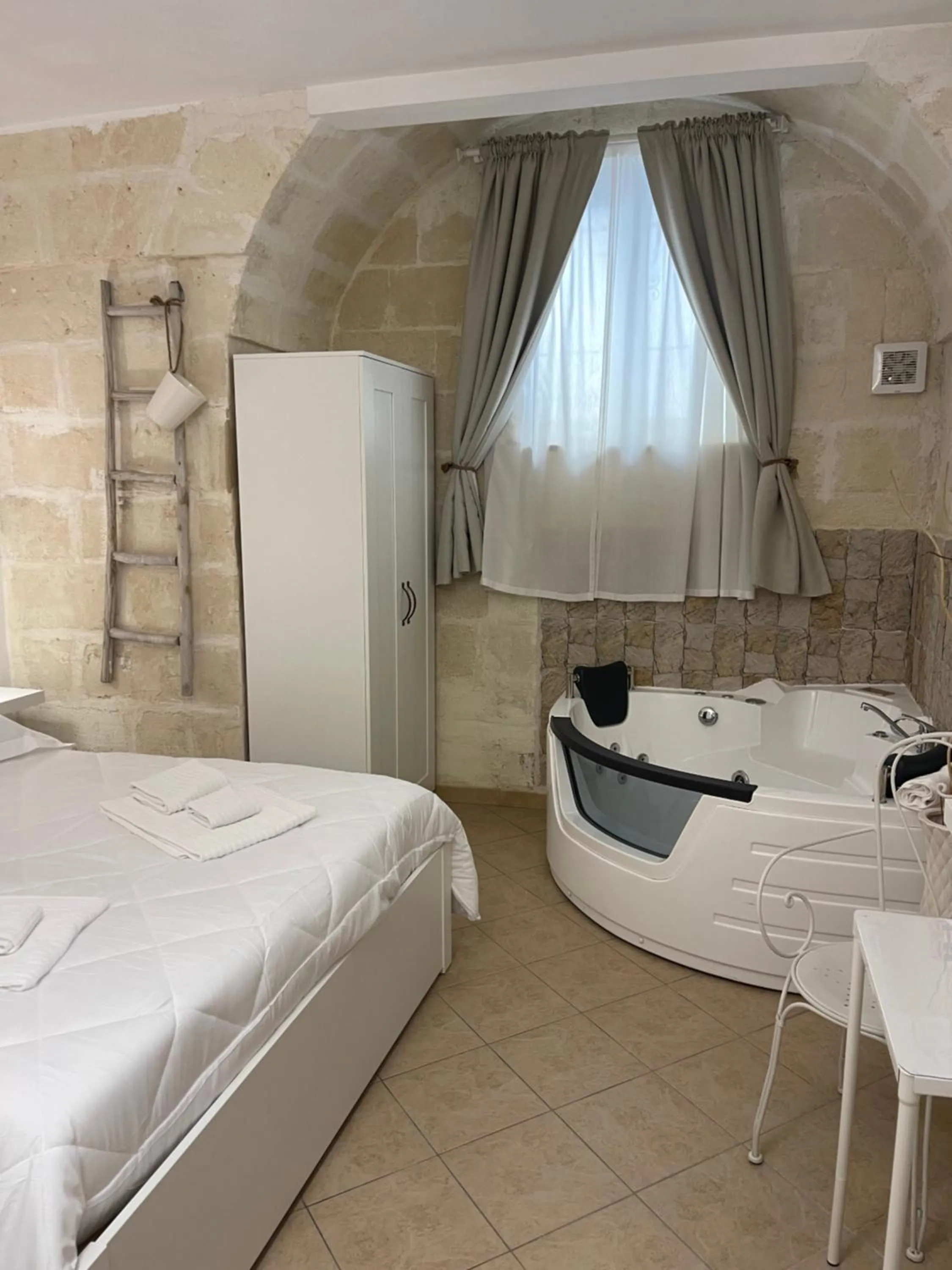Hot Tub, Bed in Antica Mateola