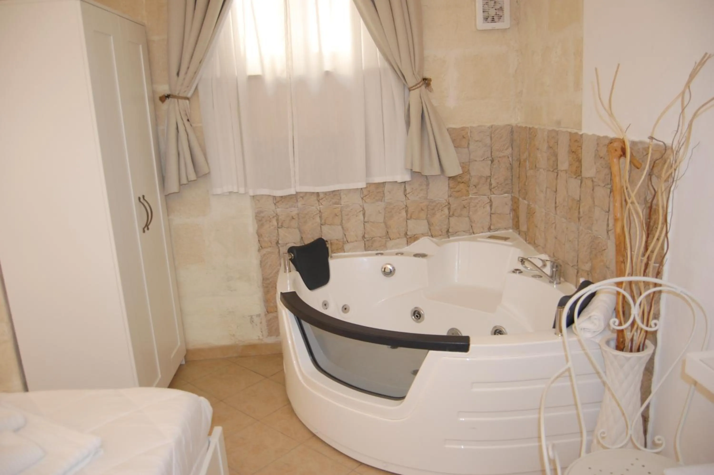 Hot Tub in Antica Mateola