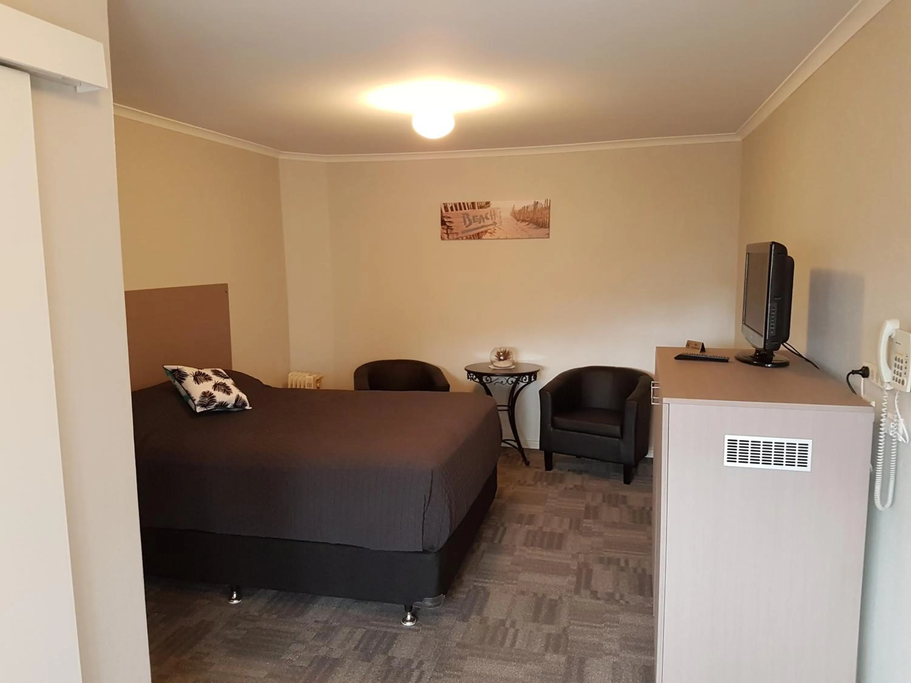 Photo of the whole room, Bed in Mandurah Foreshore Motel
