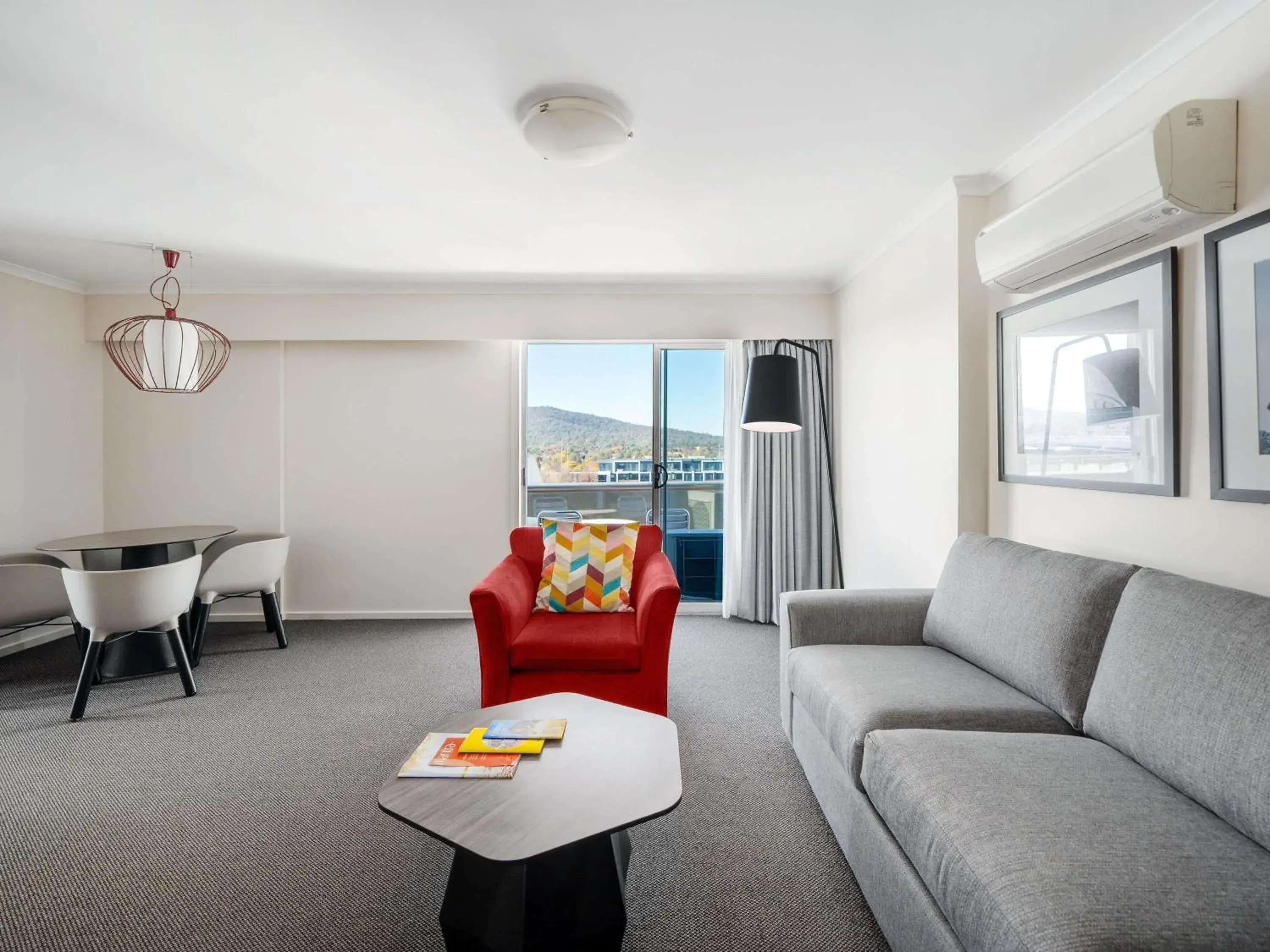 One-Bedroom Apartment with View in Mantra on Northbourne One-Bedroom Apartment with View in Mantra on Northbourne