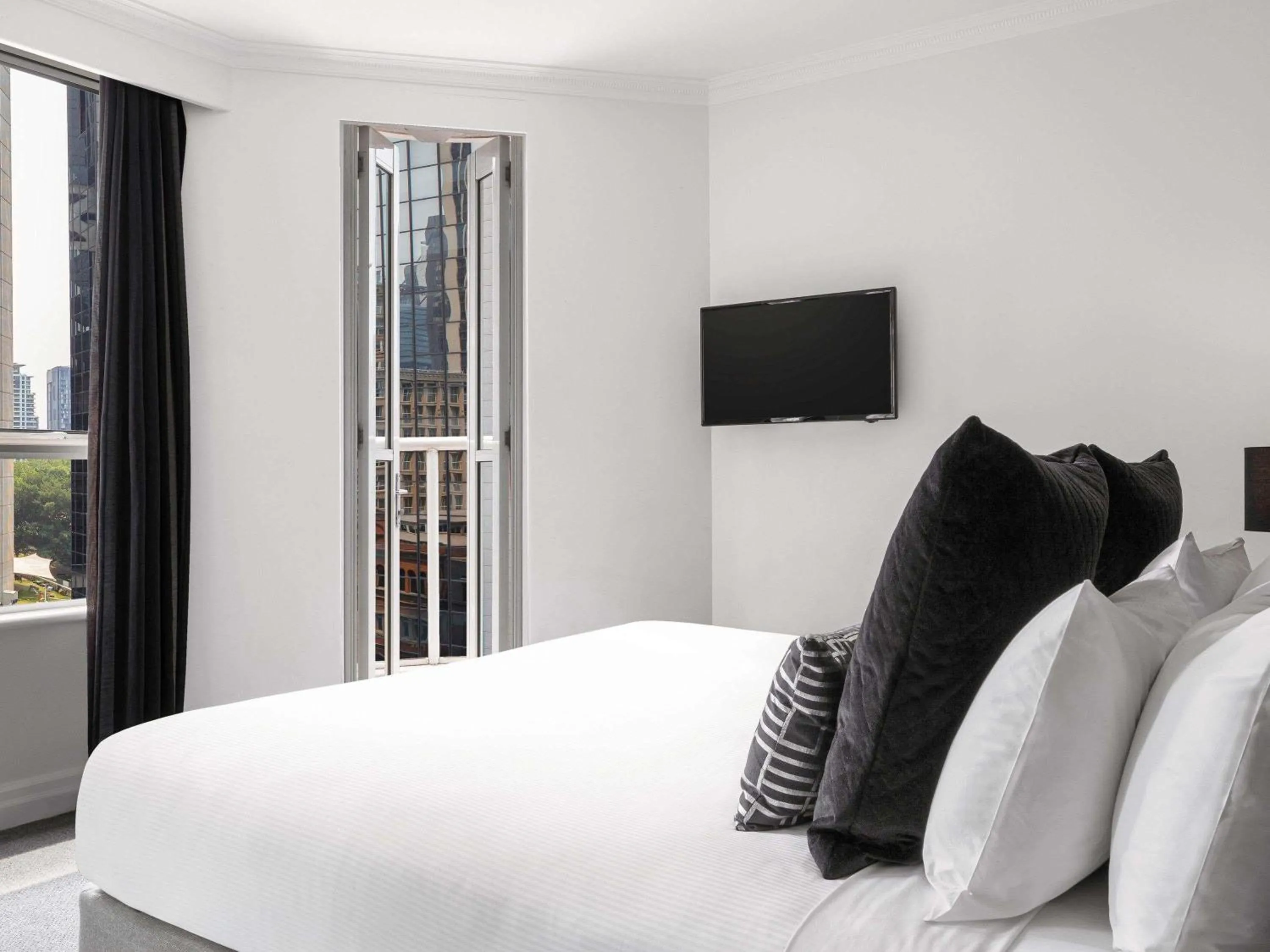 Bedroom, Bed in Mantra 2 Bond Street