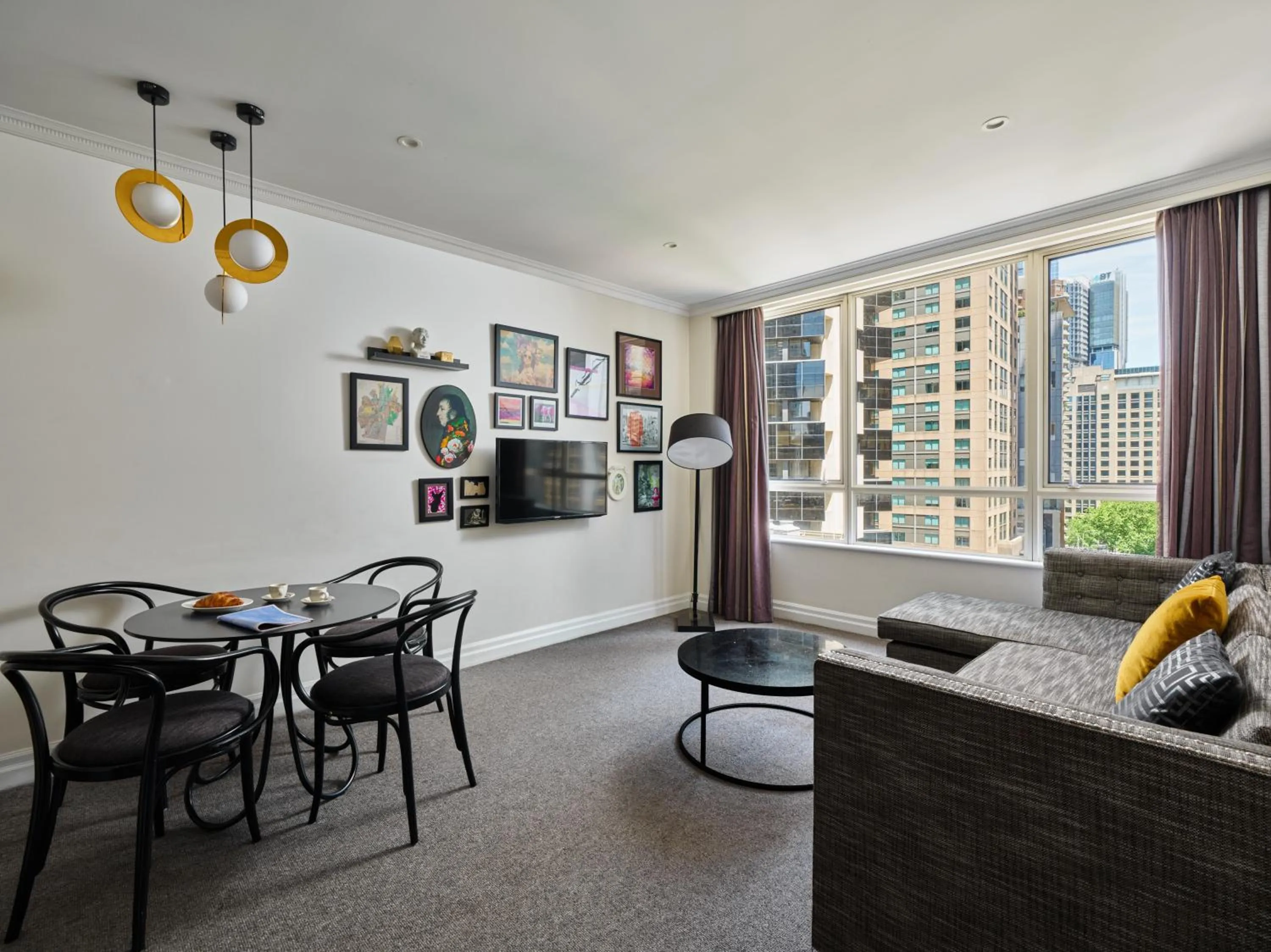 Dining area in Mantra 2 Bond Street