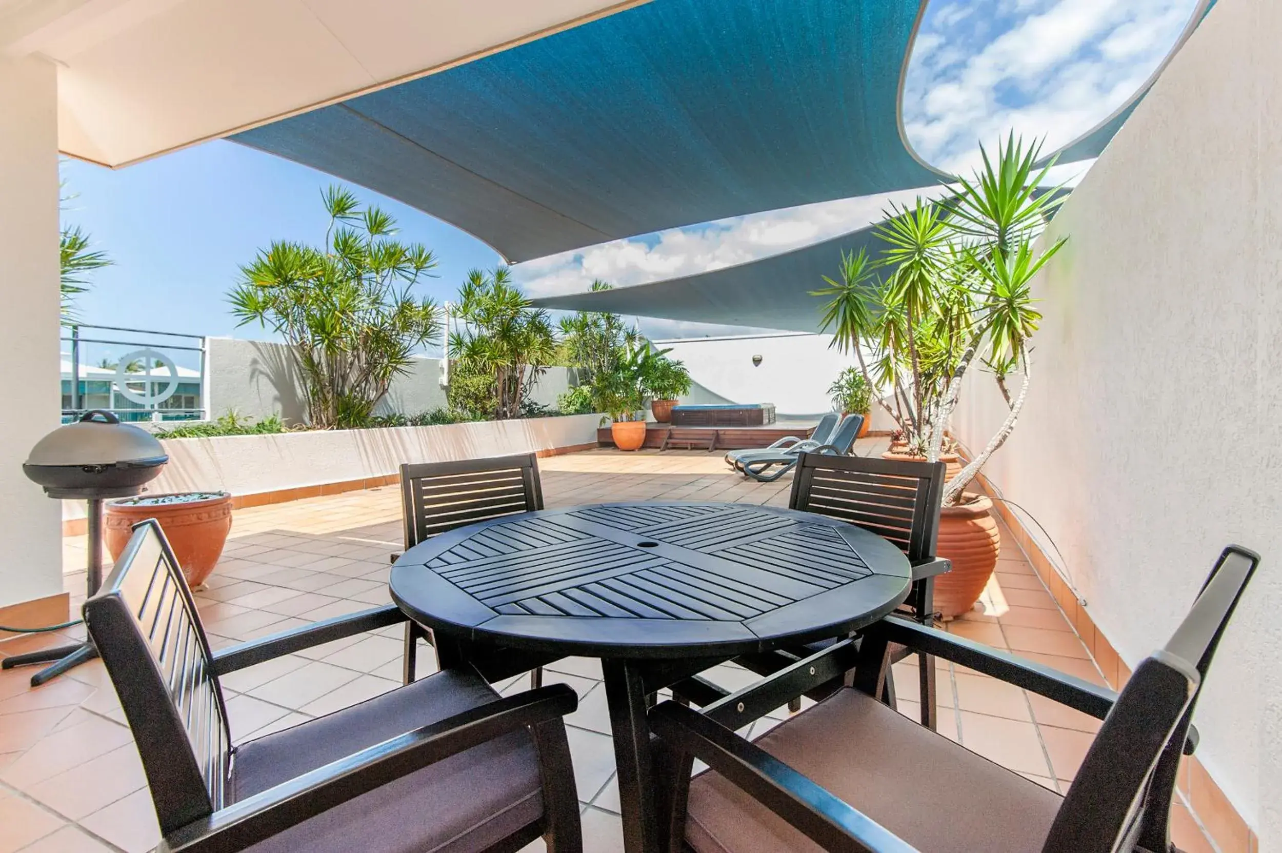 One-Bedroom Apartment with Rooftop Hot Tub in Regal Port Douglas One-Bedroom Apartment with Rooftop Hot Tub in Regal Port Douglas