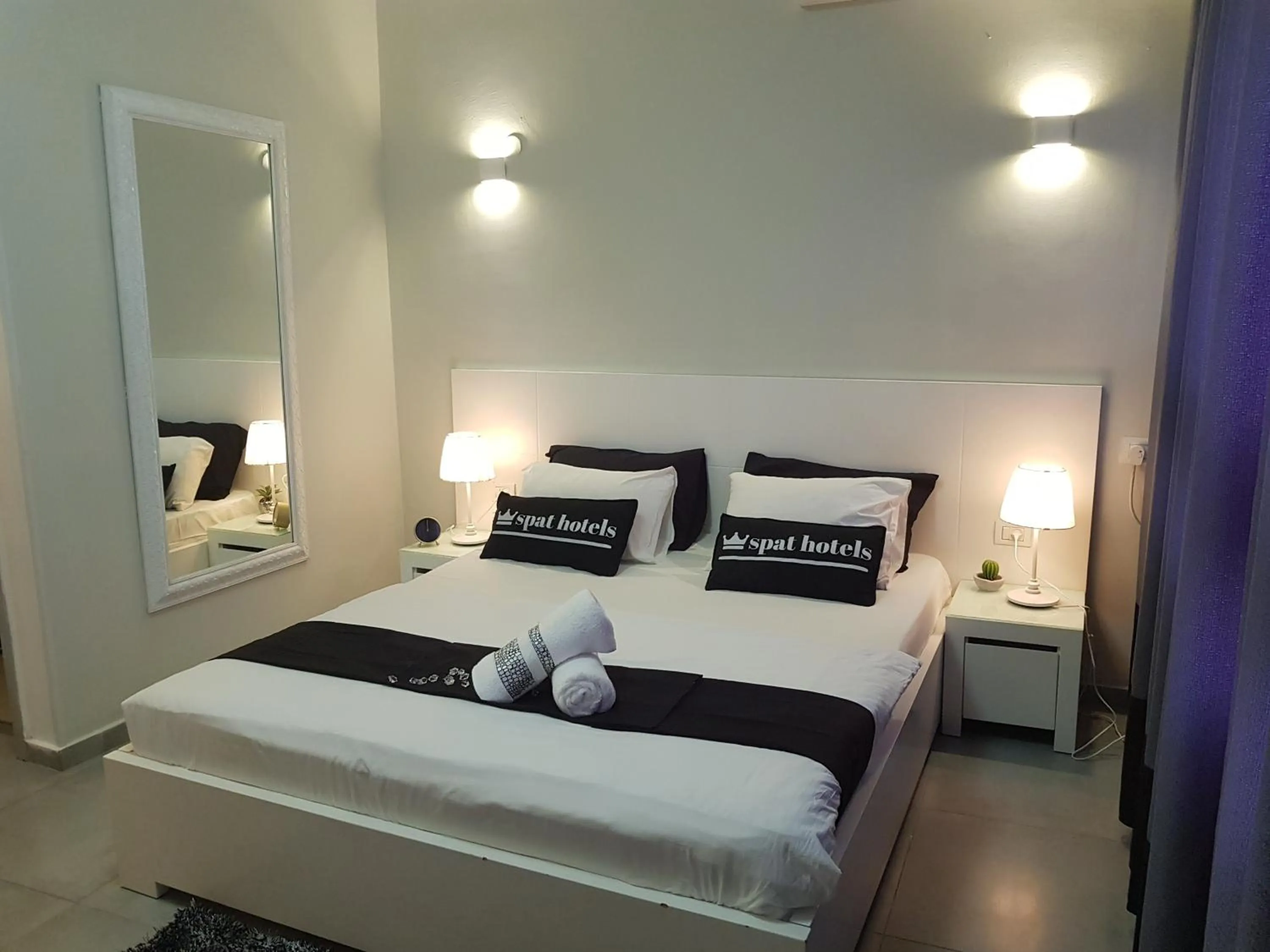 Photo of the whole room, Bed in Spat Beach