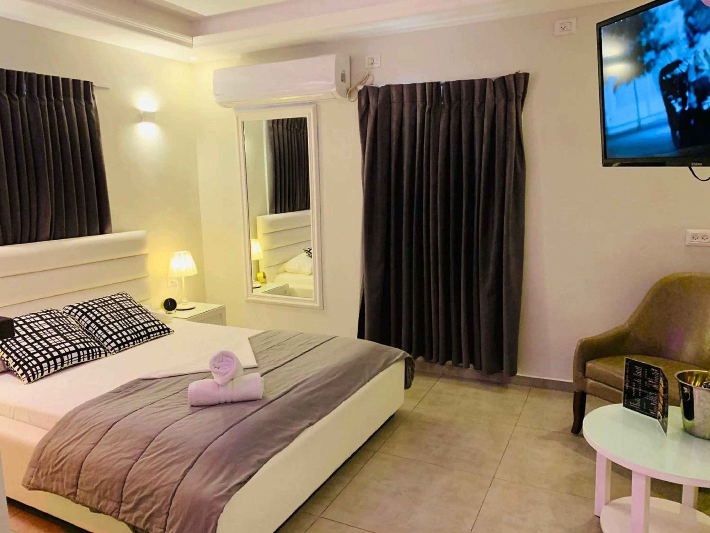 Photo of the whole room, Bed in Spat Beach