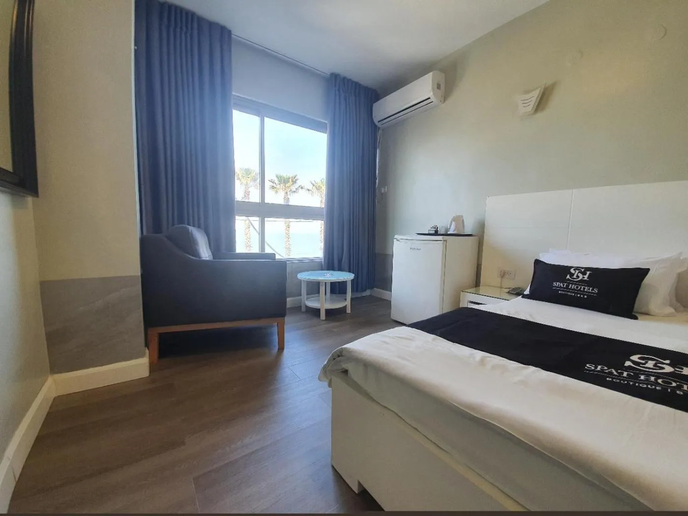 Photo of the whole room, Bed in Spat Beach