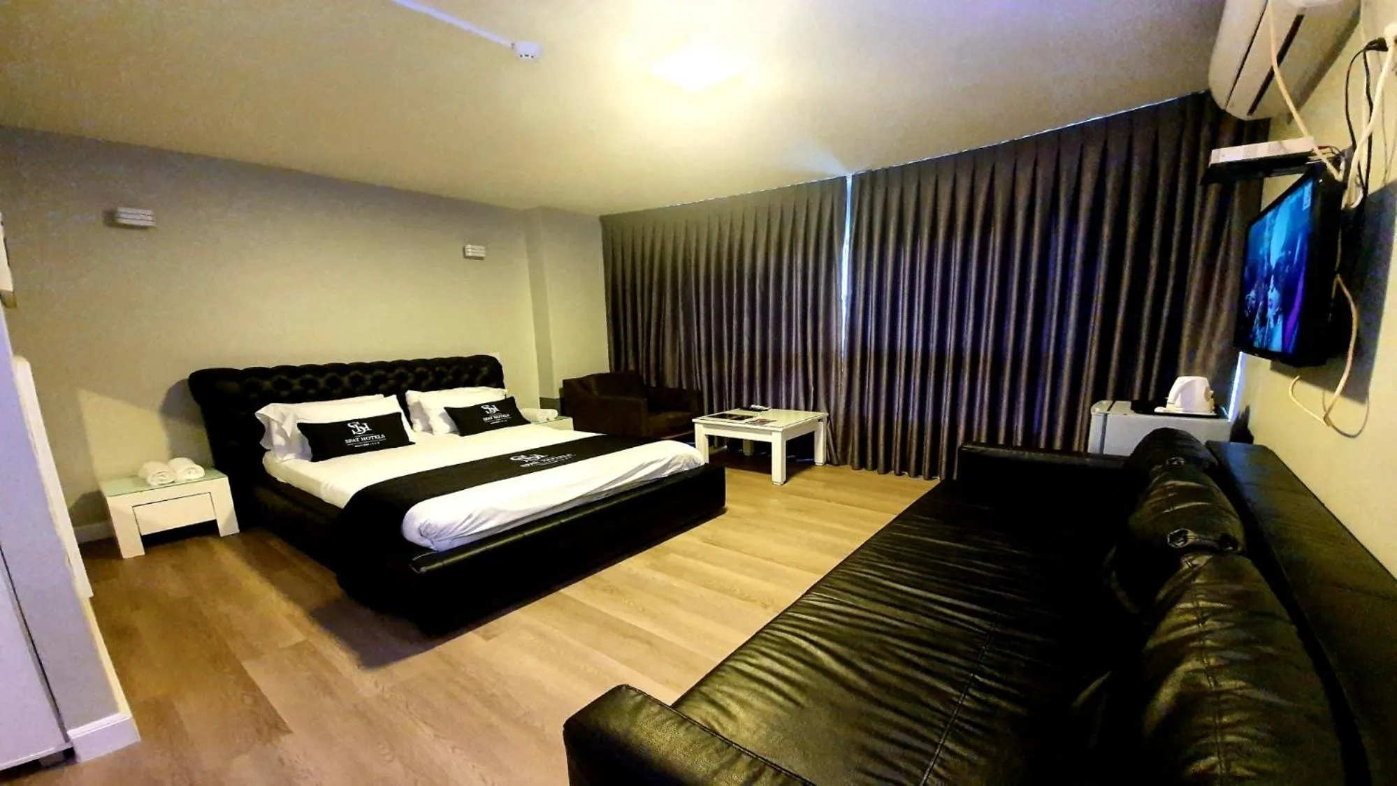 Photo of the whole room, Bed in Spat Beach