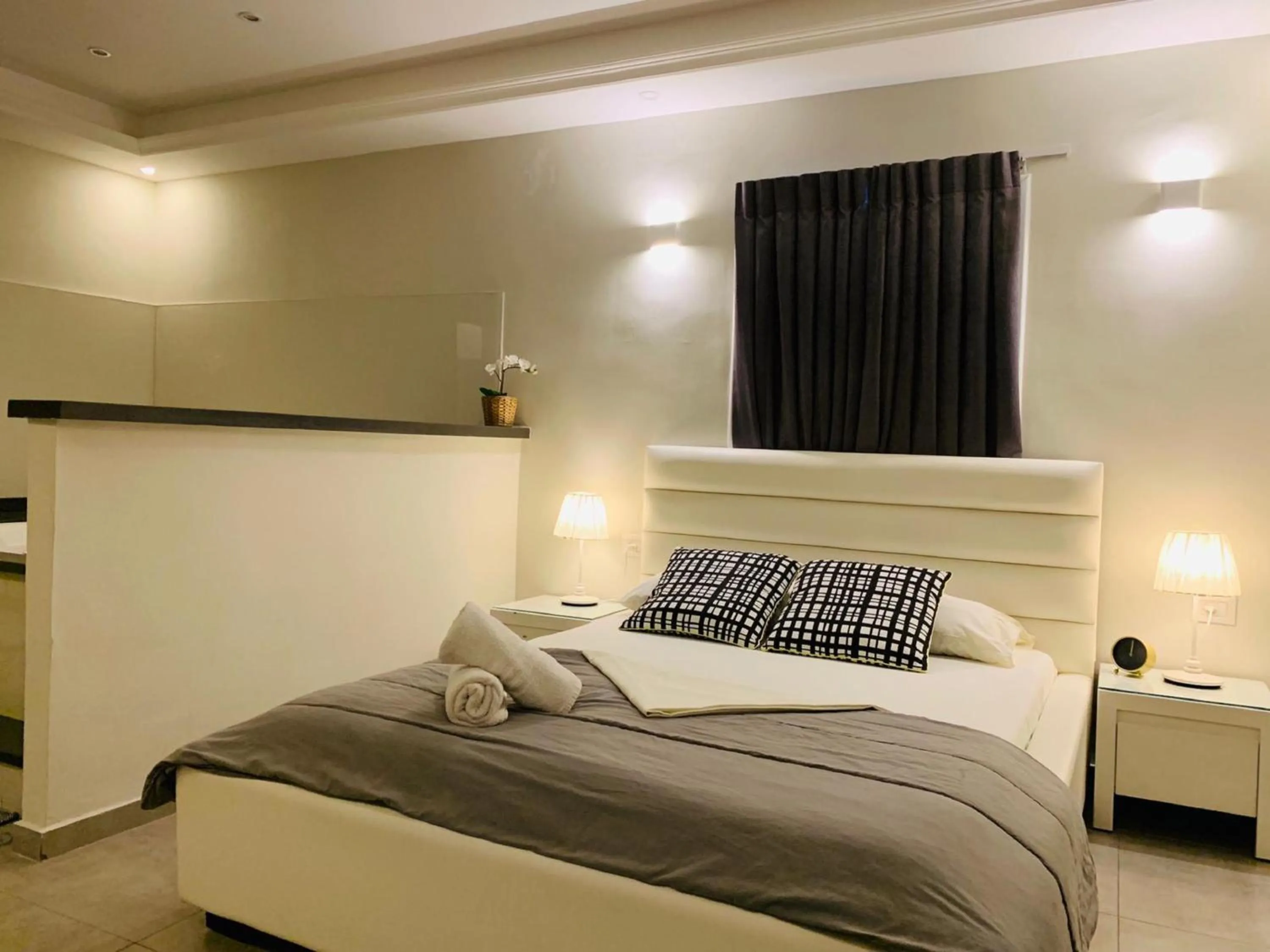 Photo of the whole room, Bed in Spat Beach