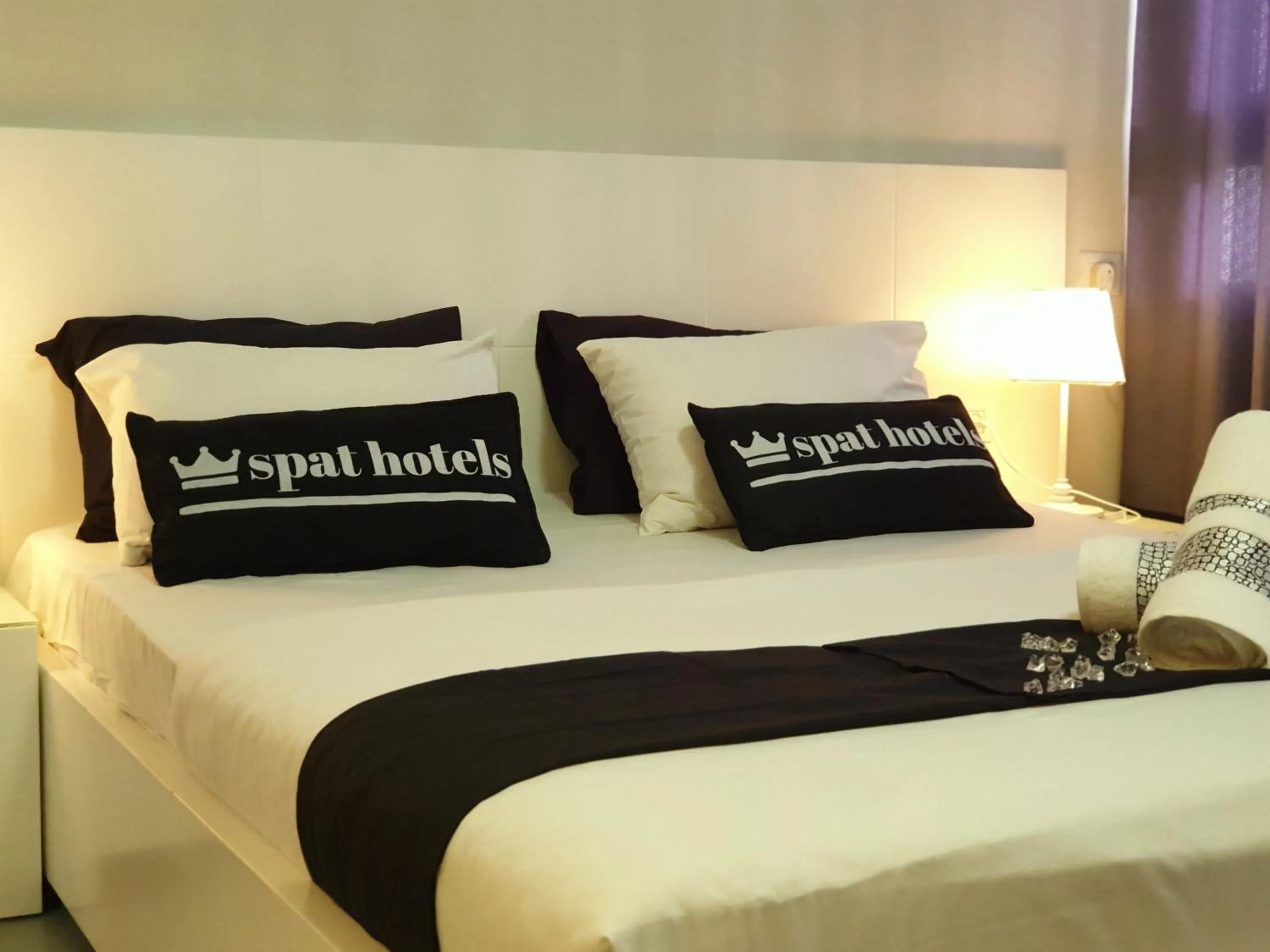 Photo of the whole room, Bed in Spat Beach