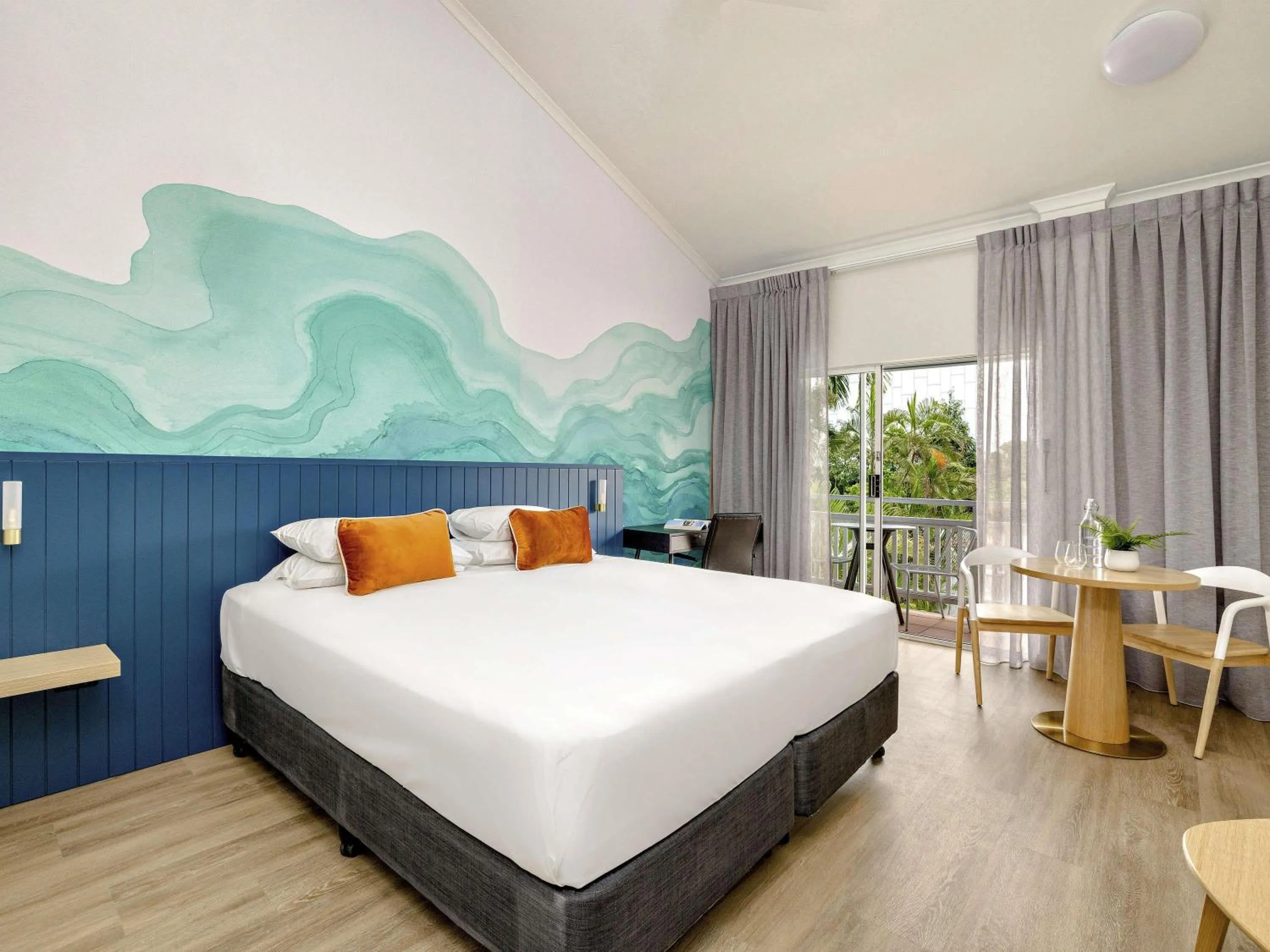Bedroom, Bed in Mercure Cairns