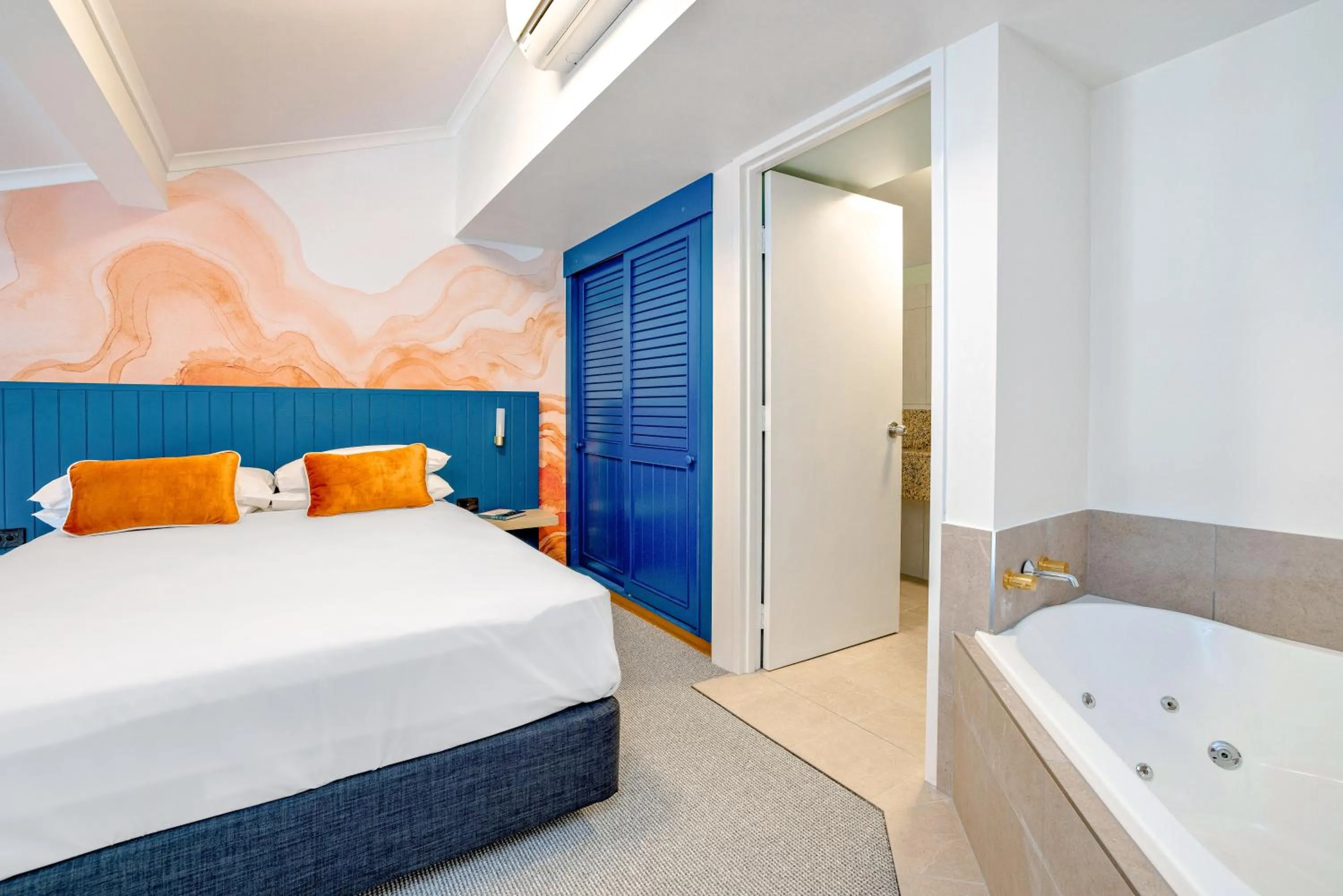 Bed in Mercure Cairns