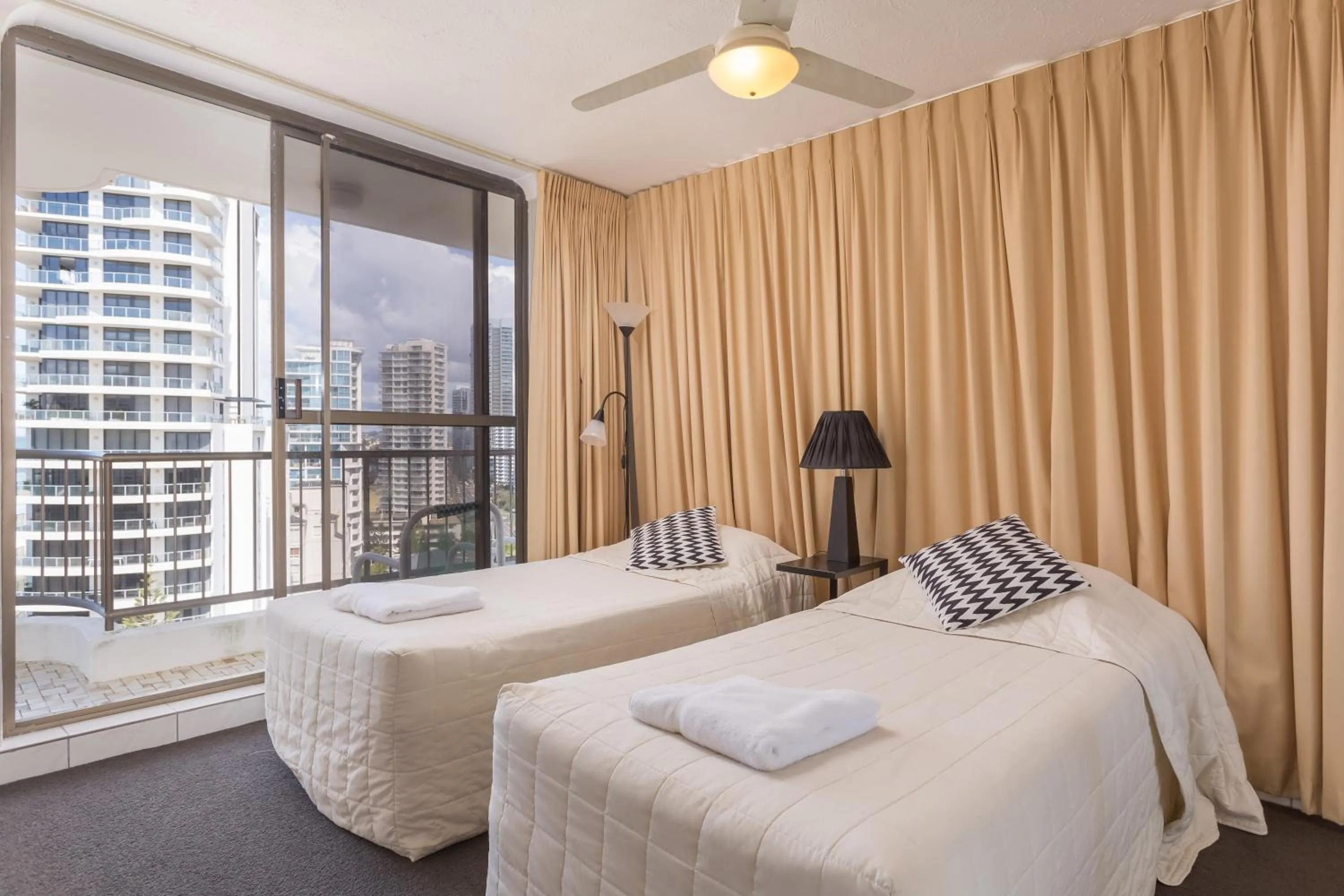 Bathroom, Bed in Ocean Royale