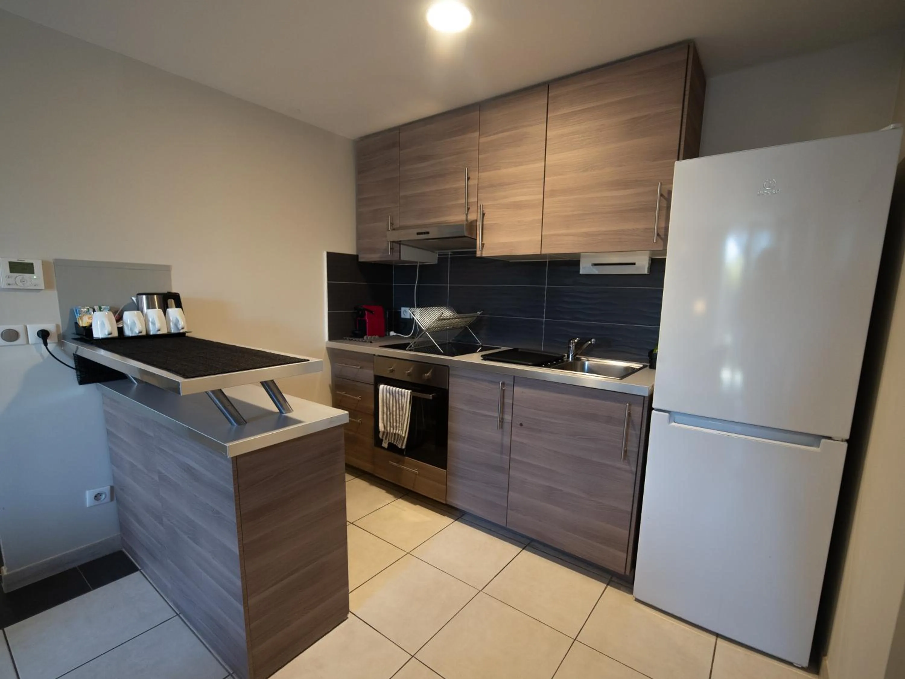 kitchen in Best Western Hotelio Montpellier Sud