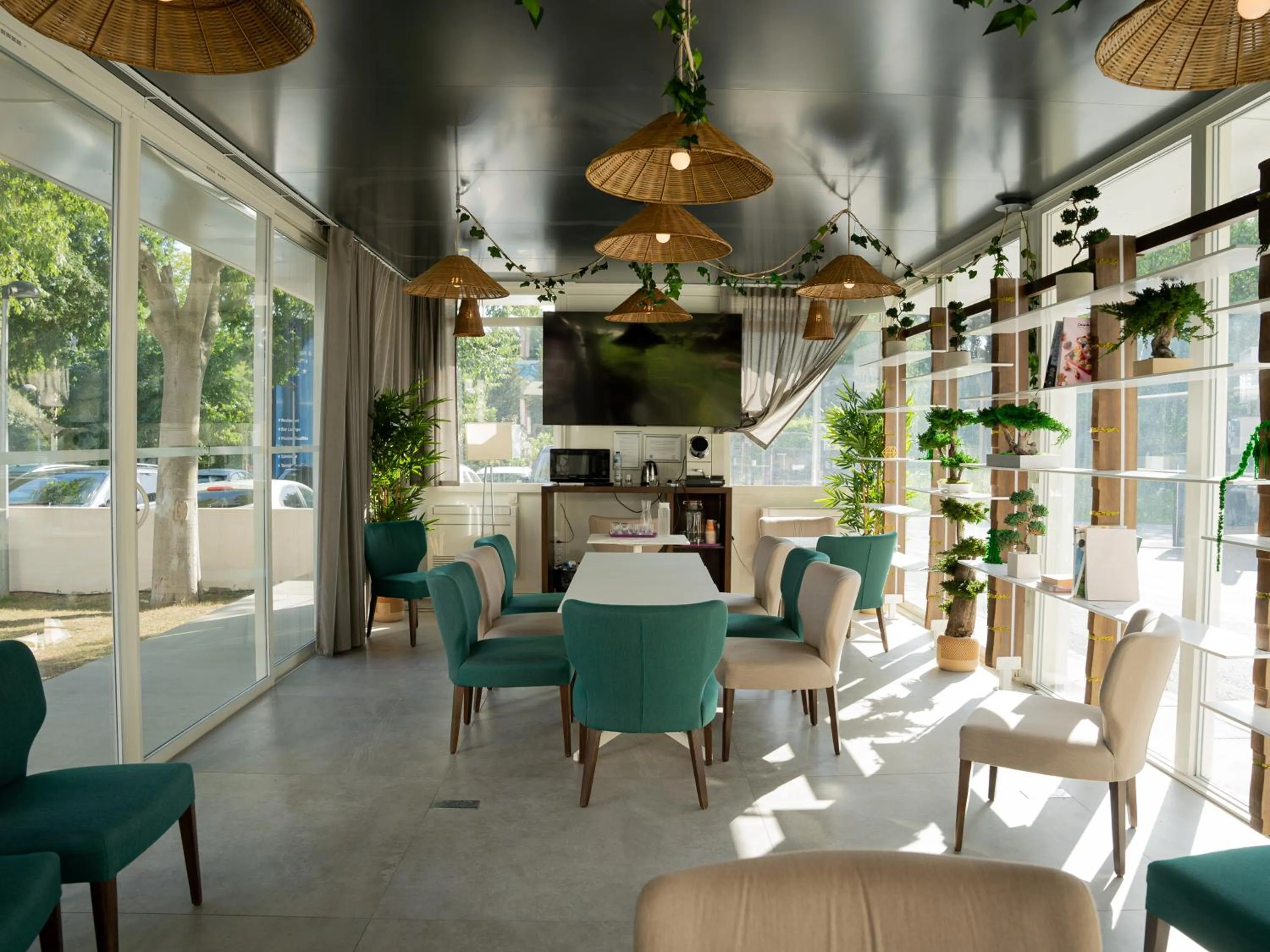 Patio in Best Western Hotelio Montpellier Sud