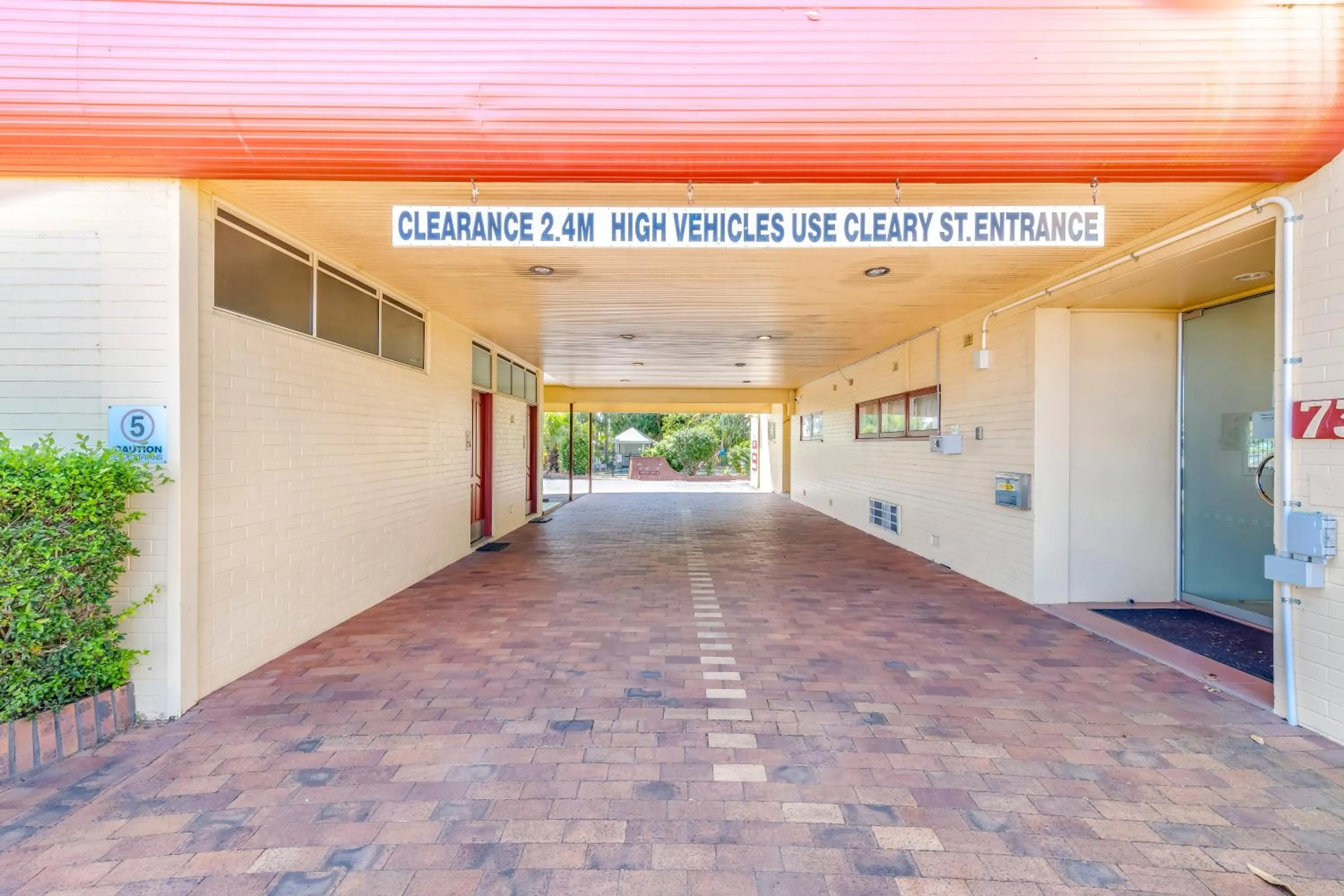 Facade/entrance in Bundaberg International