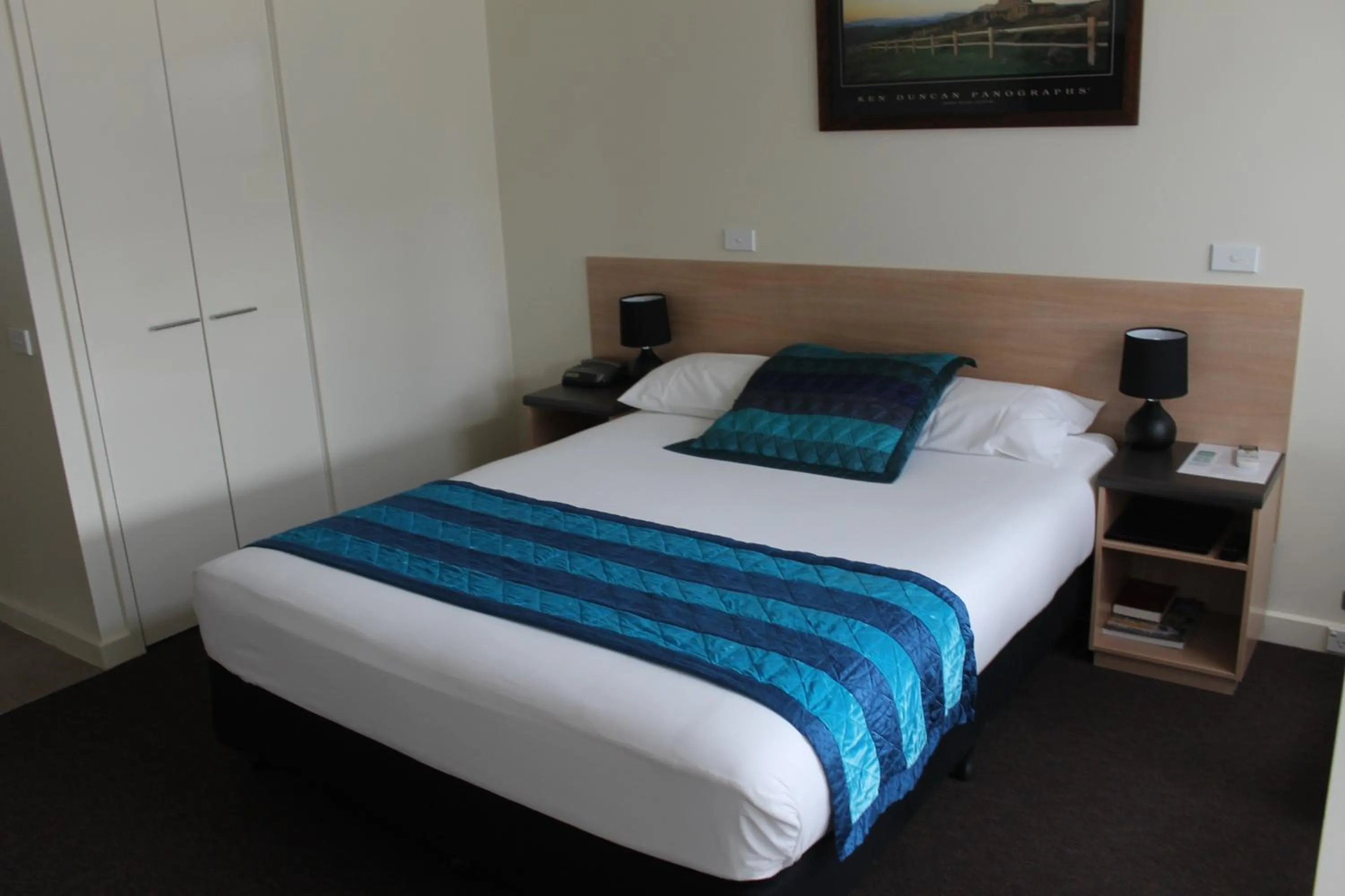 Bedroom, Bed in Mansfield Motel