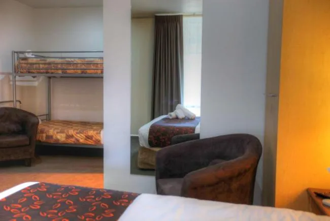 Seating area, Bed in Mansfield Motel