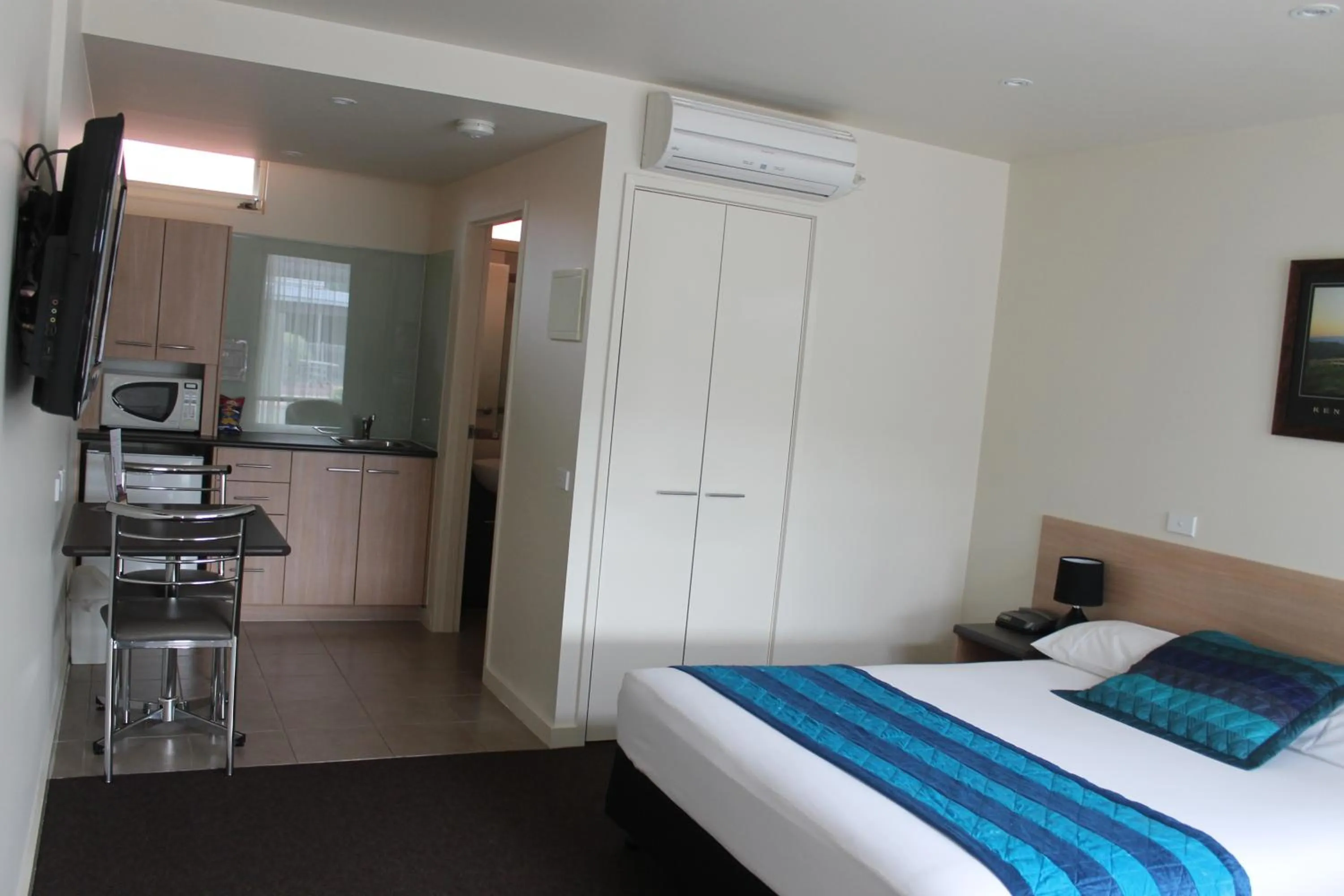 Bedroom, Bed in Mansfield Motel