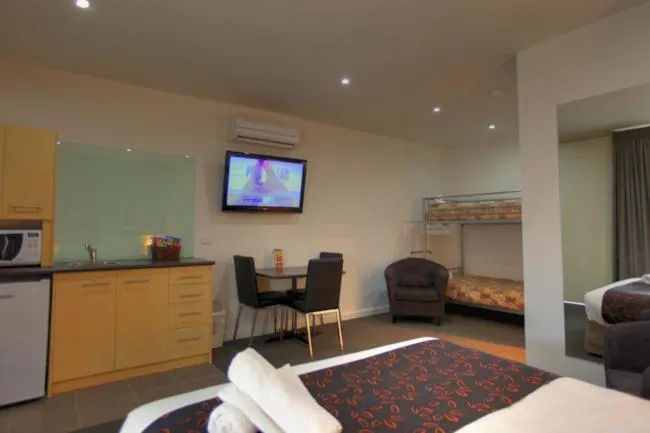 Bedroom, Bed in Mansfield Motel