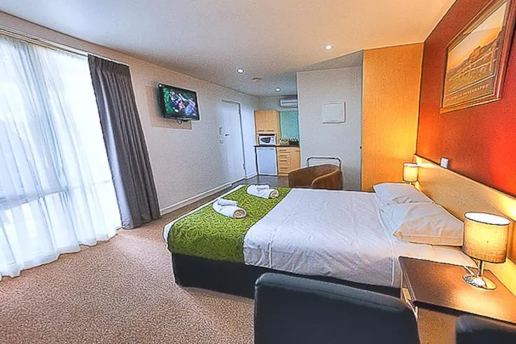 Bedroom, Bed in Mansfield Motel