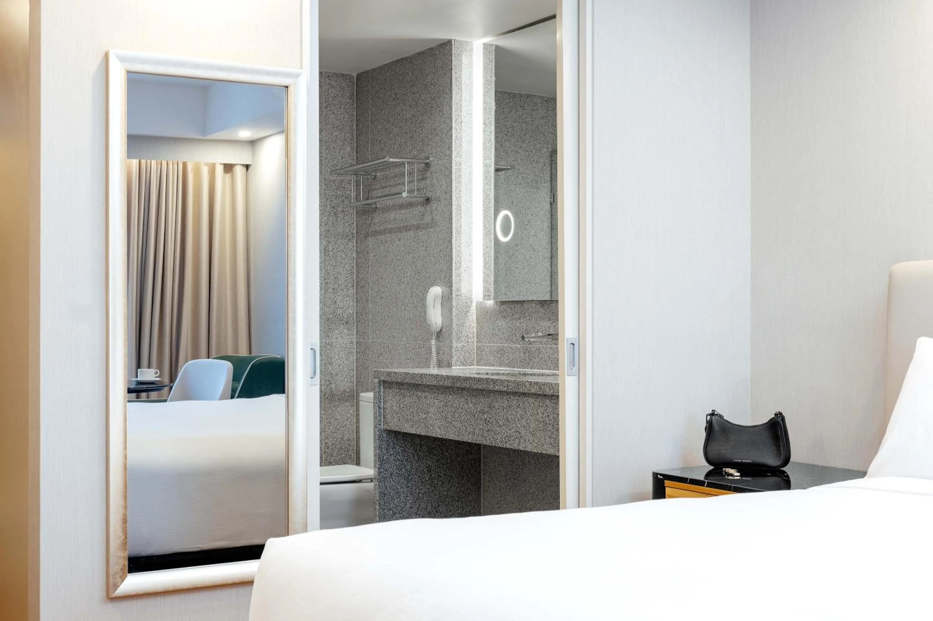 Bathroom, Bed in Mantra Melbourne Airport